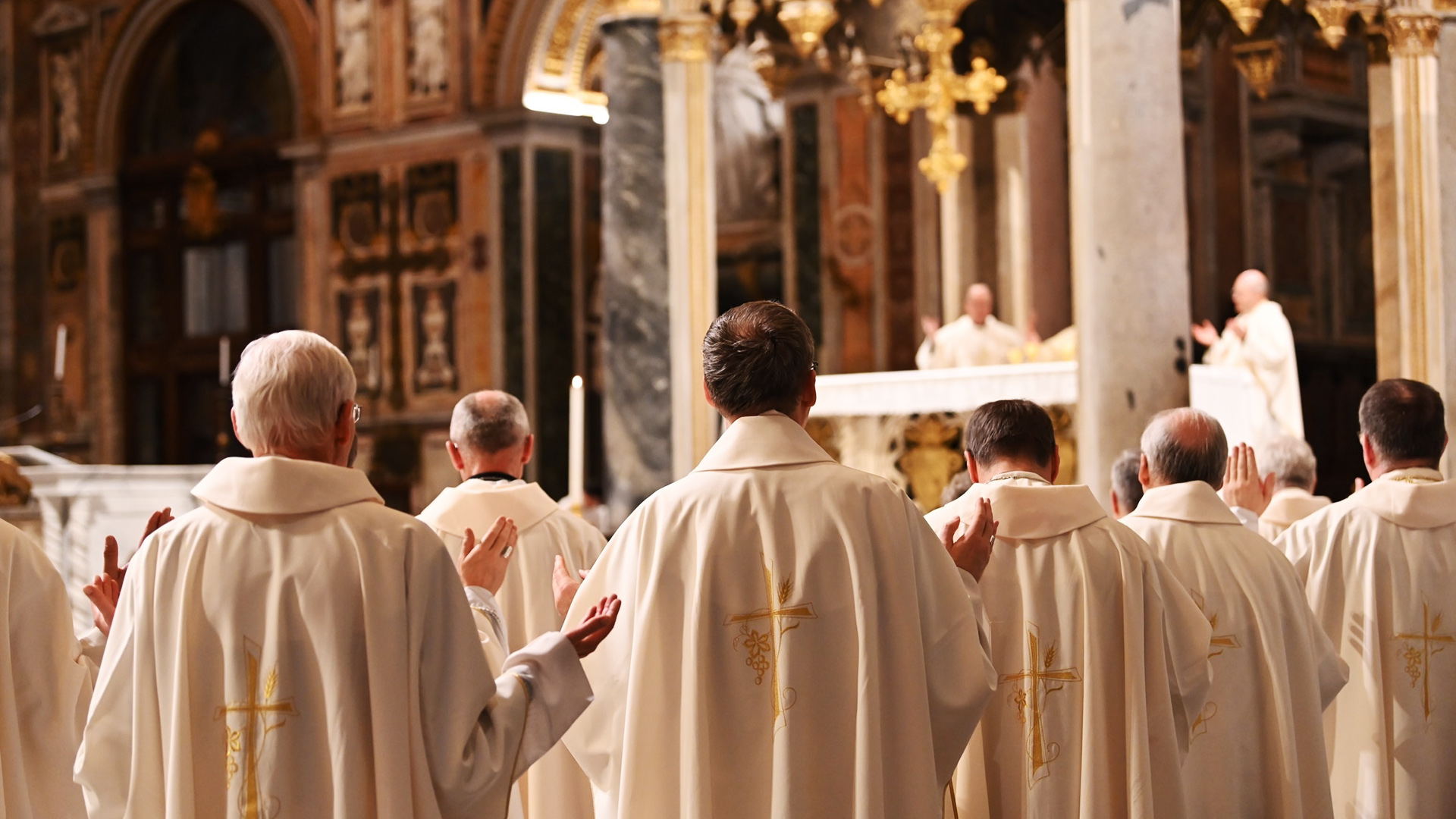 Bischöfe stehen während einer Messe in der Erzbasilika San Giovanni. | picture alliance/dpa