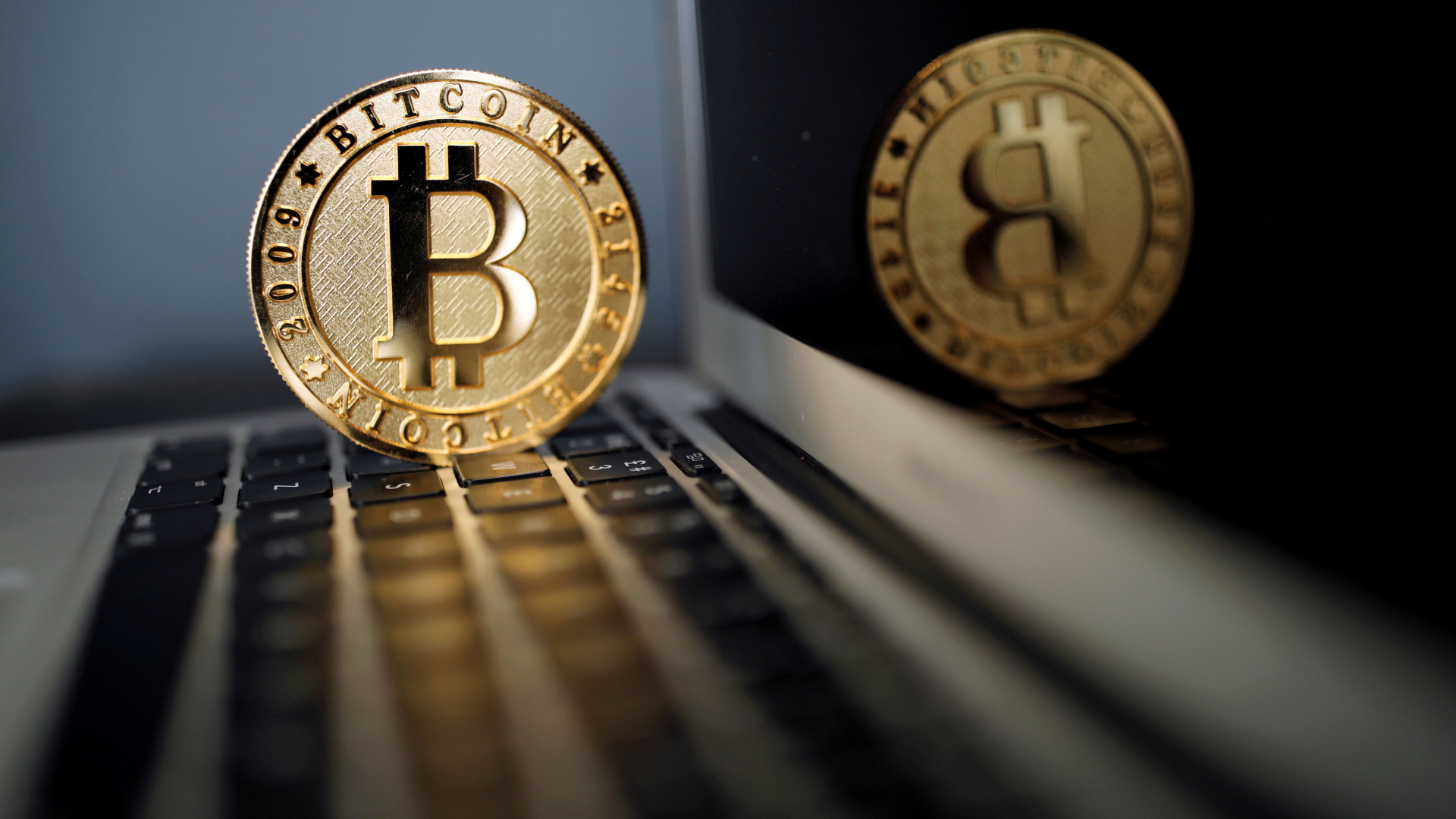 Bitcoin-Münze auf einer Laptop-Tastatur | REUTERS