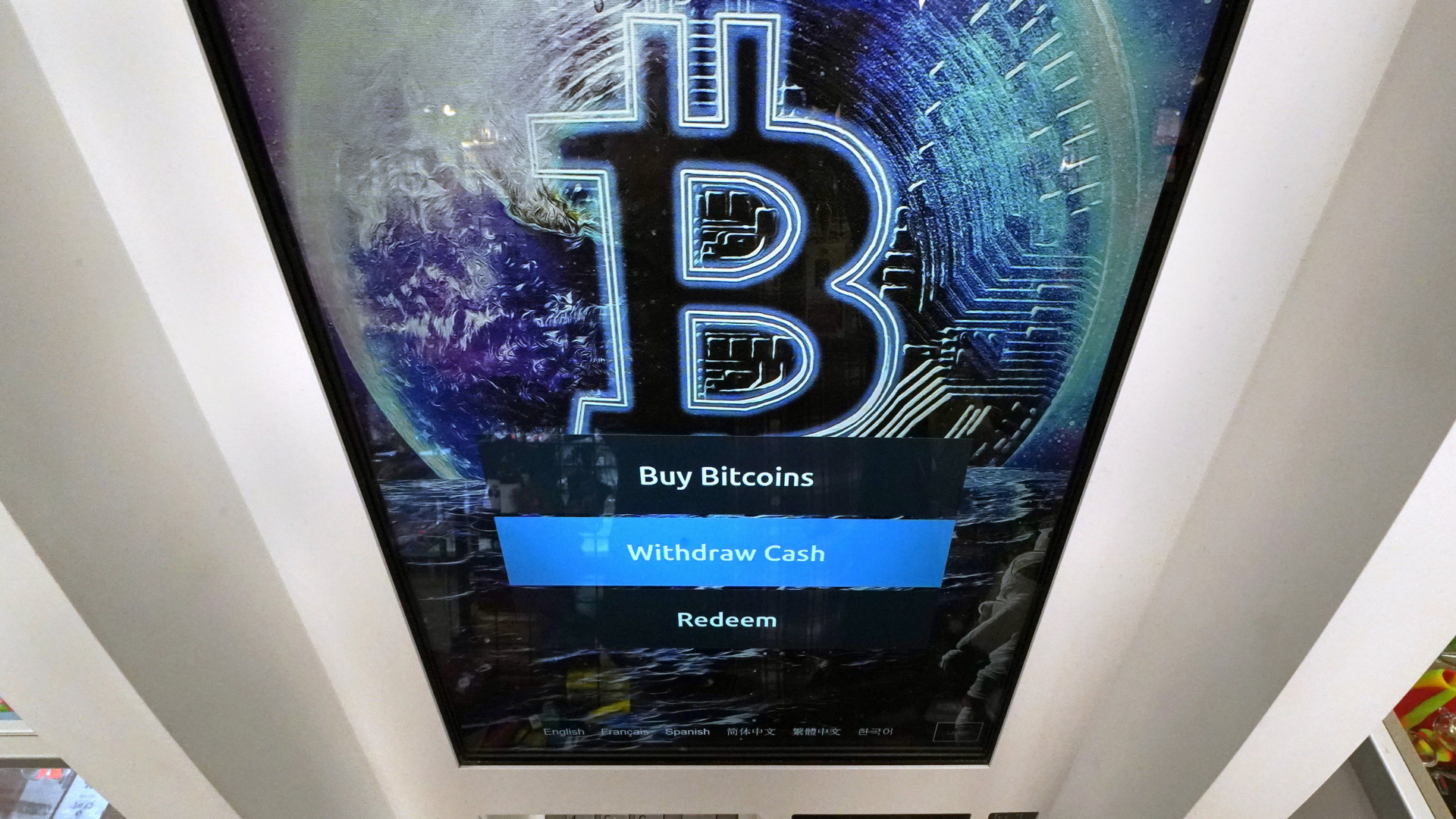 Das Bitcoin-Logo ist auf dem Bildschirm eines Kryptowährungs-Automaten zu sehen | AP