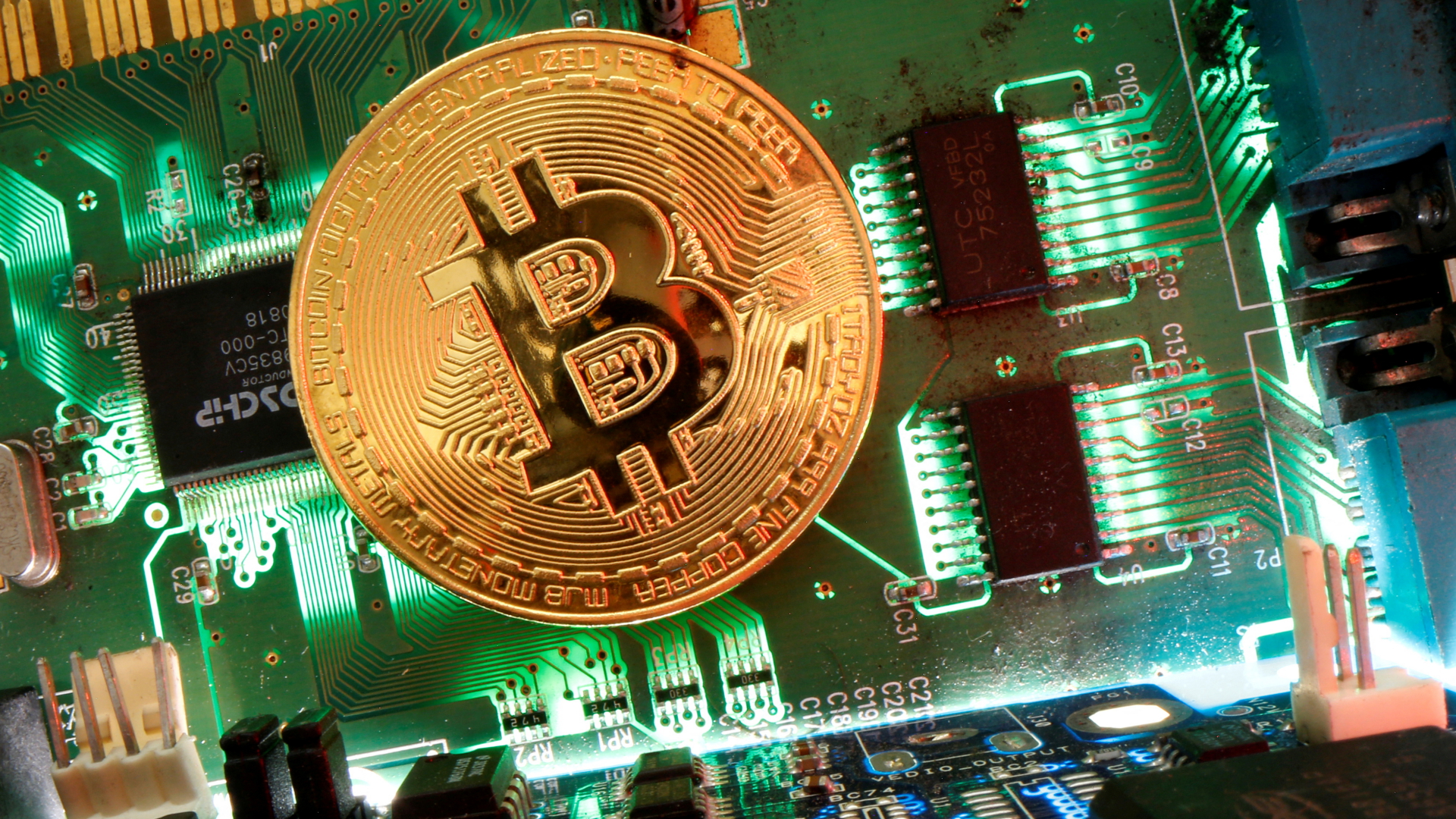Boitcoin-Münzsymbol vor einer Platine | REUTERS