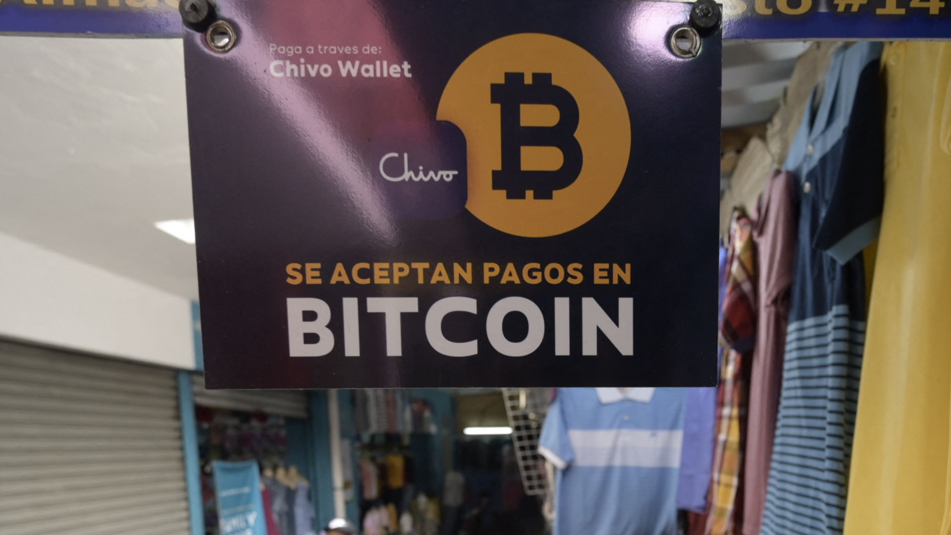 Schild in einen Markt in El Salvador weist auf die Akzeptanz von Bitcoin-Zahlungen hin | AFP