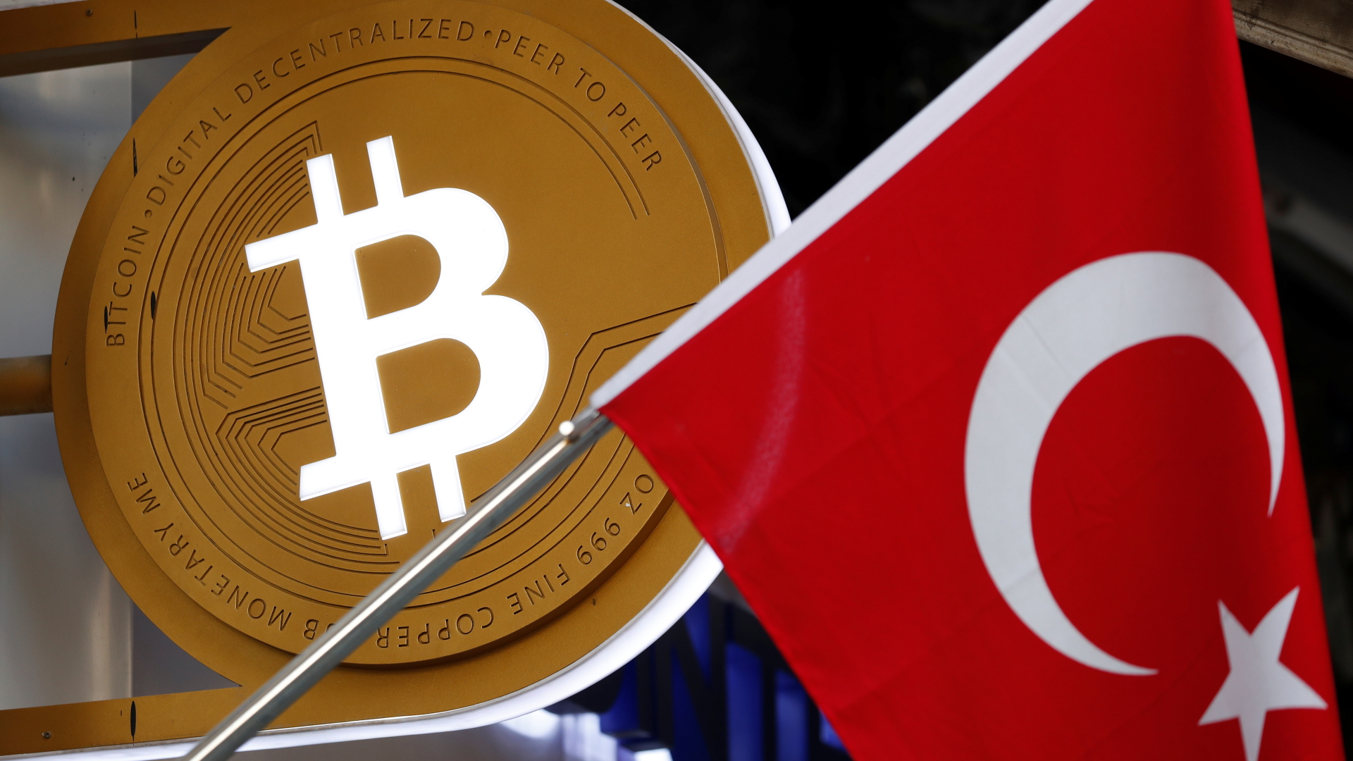 Ein Bitcoin-Logo ist neben einer türkischen Fahne zu sehen | reuters
