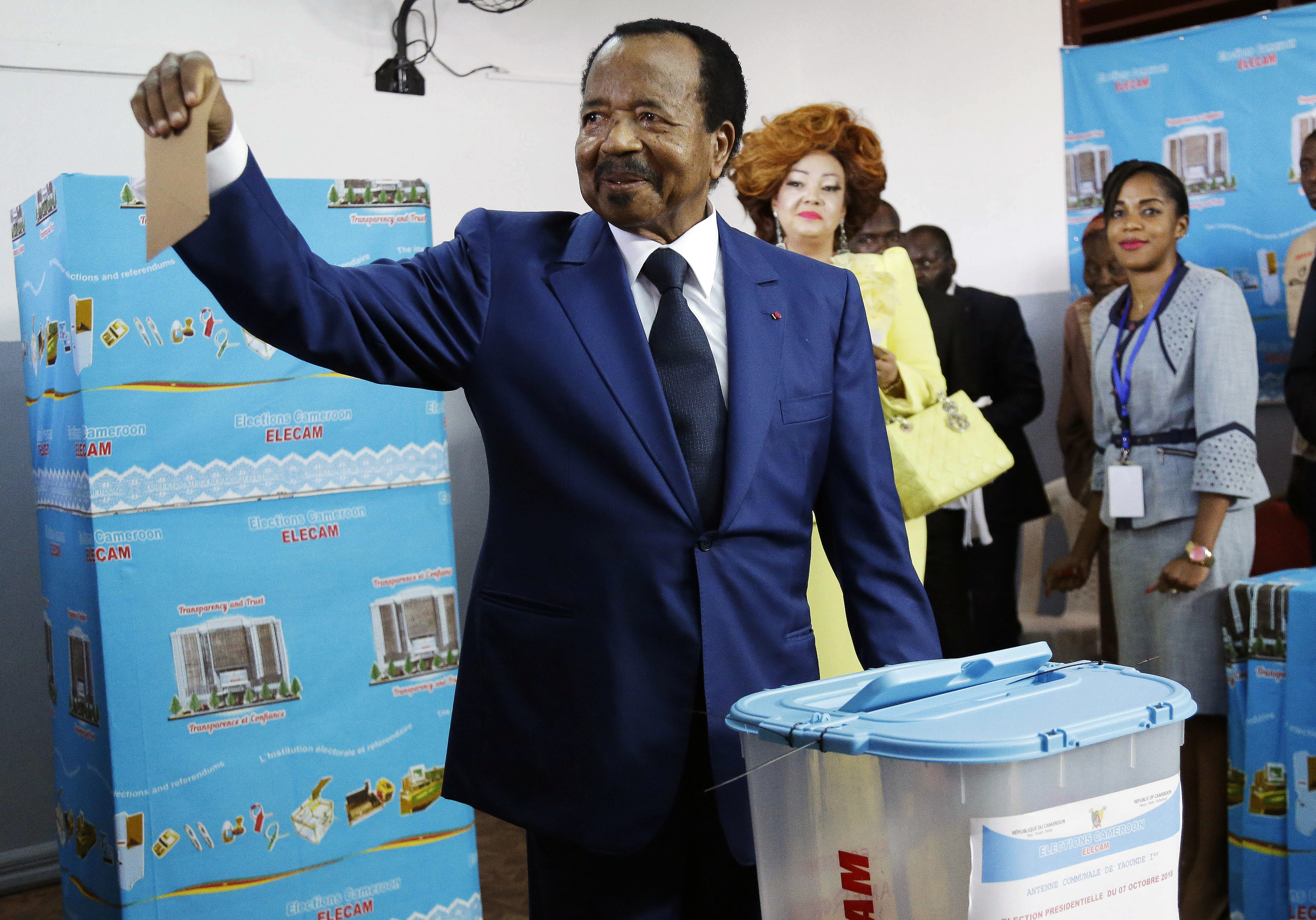 Paul Biya gibt im Oktober 2018 seine Stimme bei der Präsidentschaftswahl Kameruns ab | picture alliance/dpa
