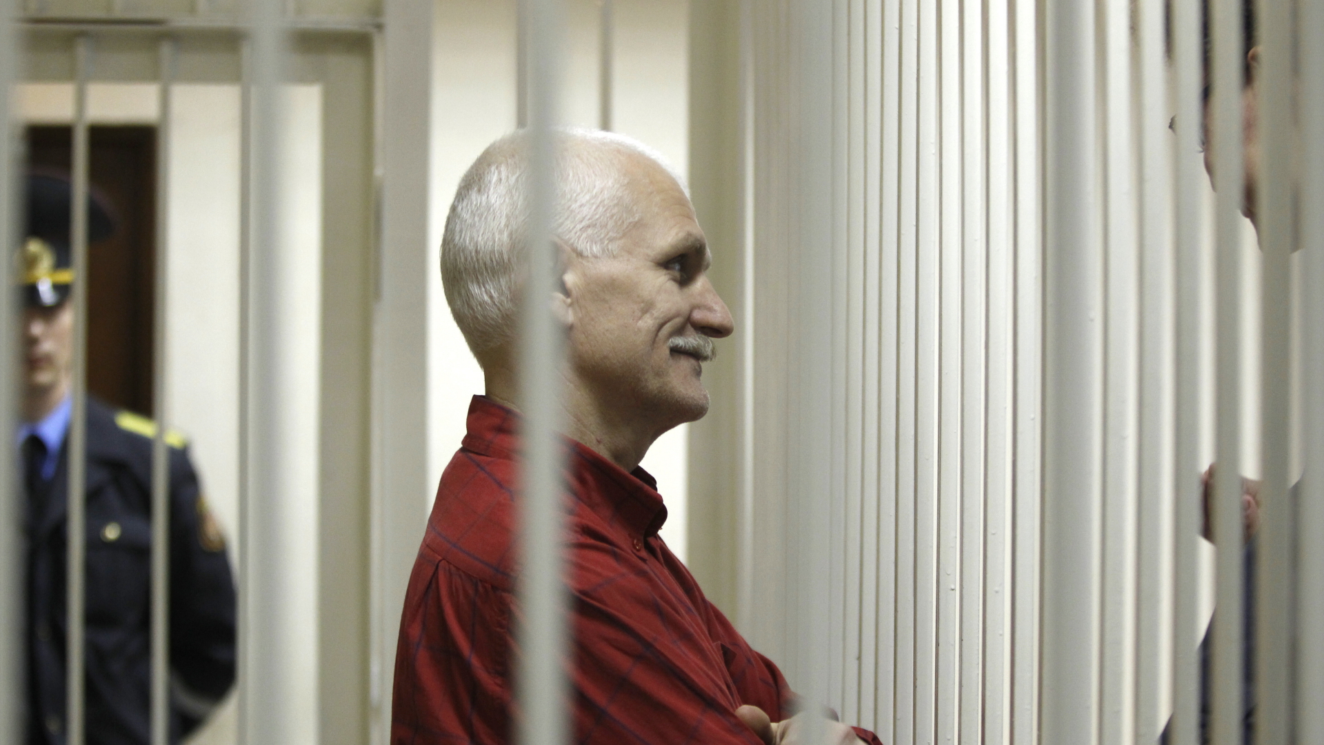 Ales Bjaljazki während einer Gerichtsverhandlung in Minsk (Archivbild von 2011) | dpa