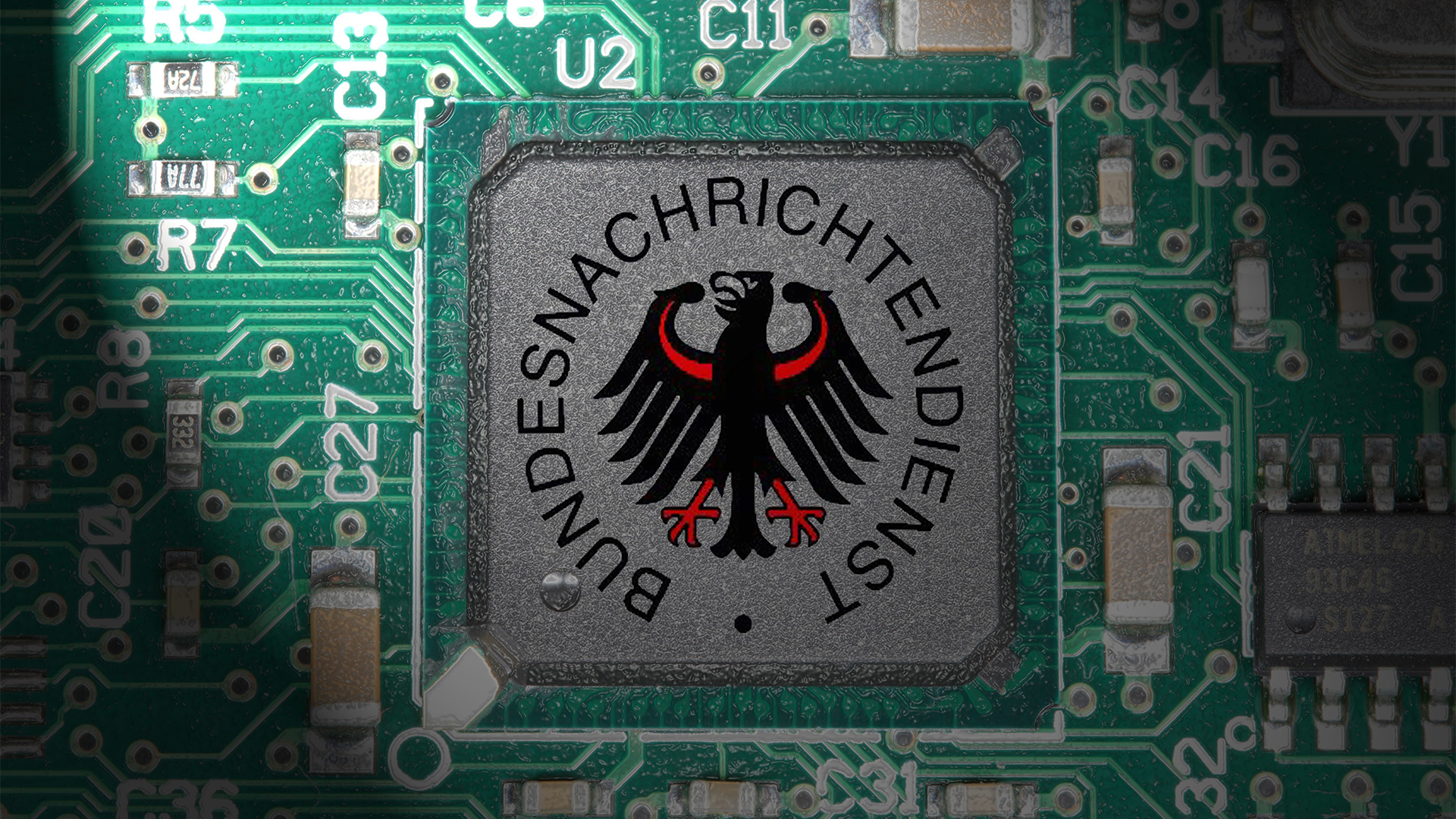 Logo des BND Bundesnachrichtendienst auf dem Chip eines Prozessors  | picture alliance