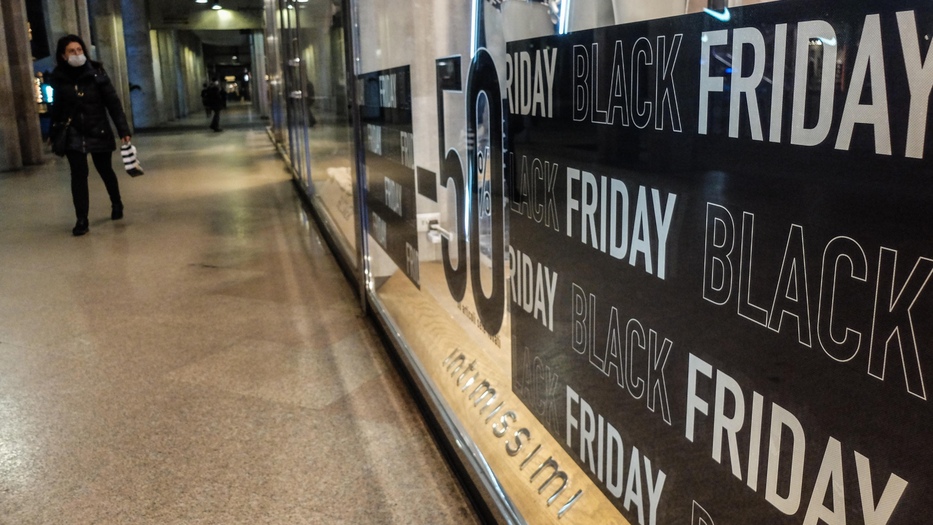 Black-Friday-Werbung in einer Einkaufspassage