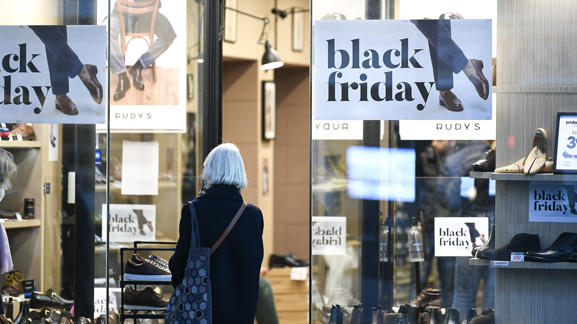 Black-Friday-Werbung in einem Schaufenster | picture alliance / abaca