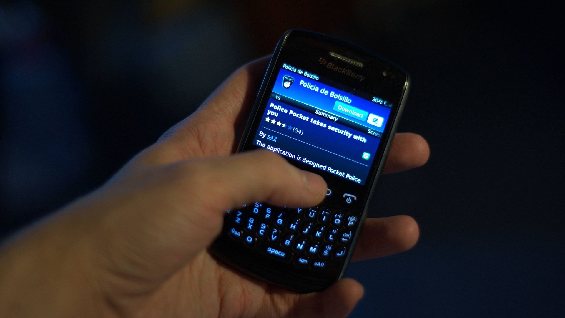 Eine Hand hält ein Blackberry-Telefon. | picture alliance / Demotix