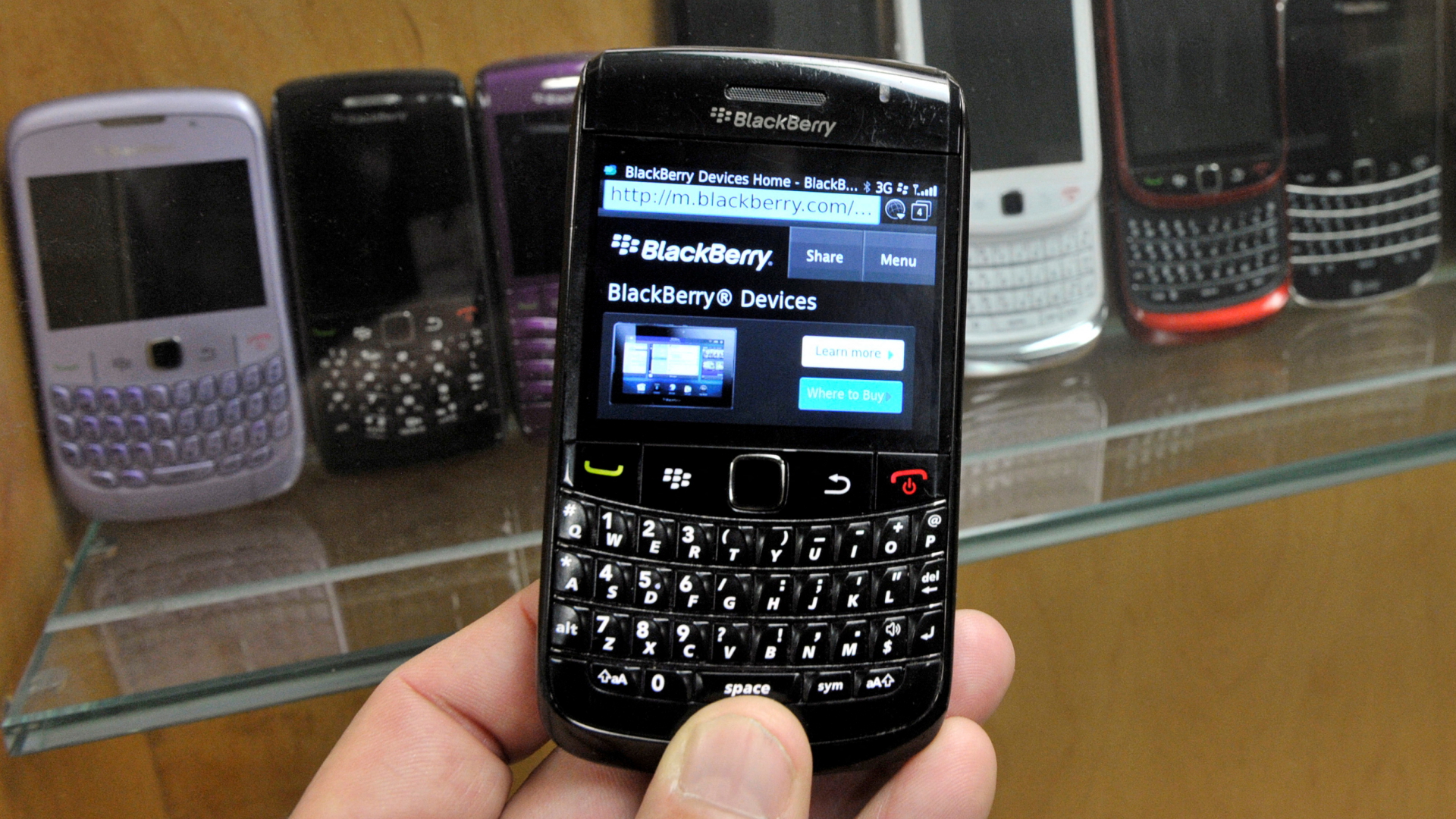 Hand hält ein Blackberry-Smartphone | REUTERS