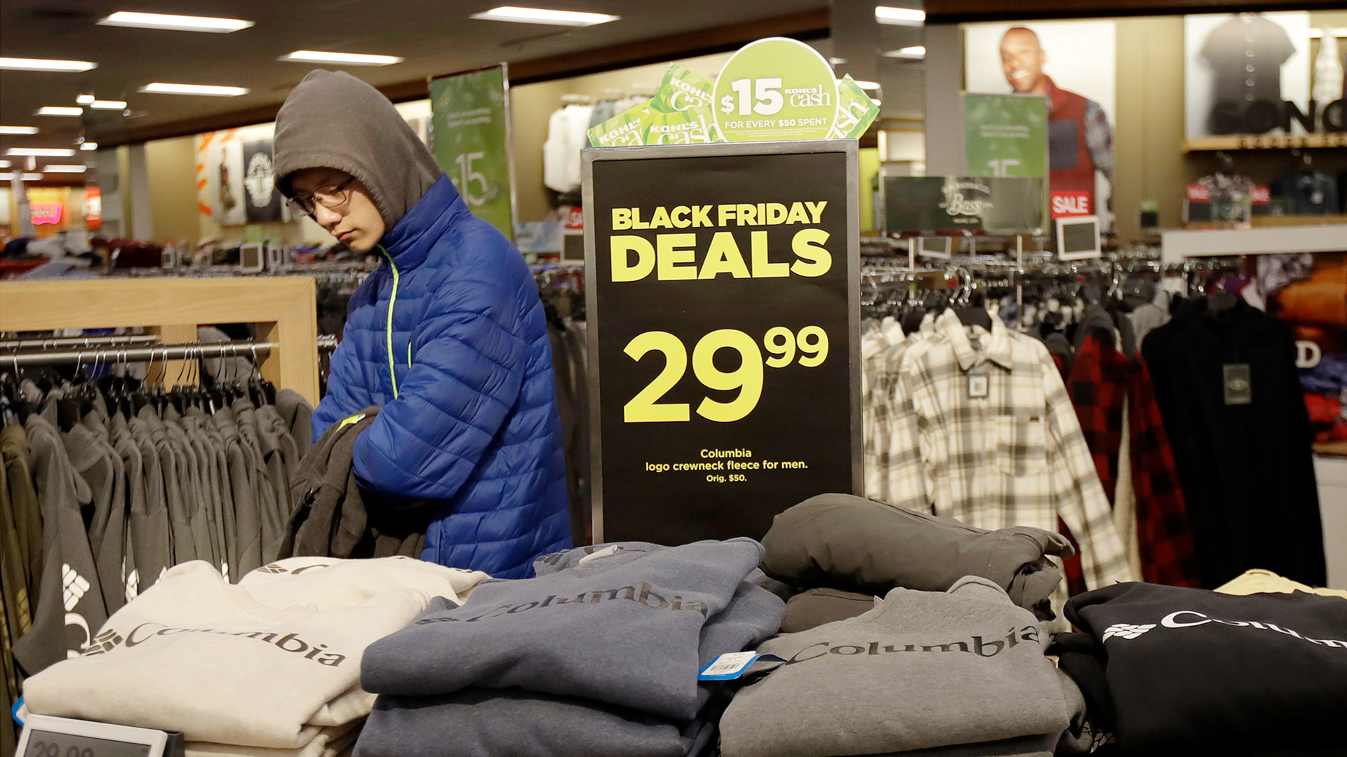 Ein Kunde am Black Friday im Kohl's store, Colma, Kalifornien, USA | AP