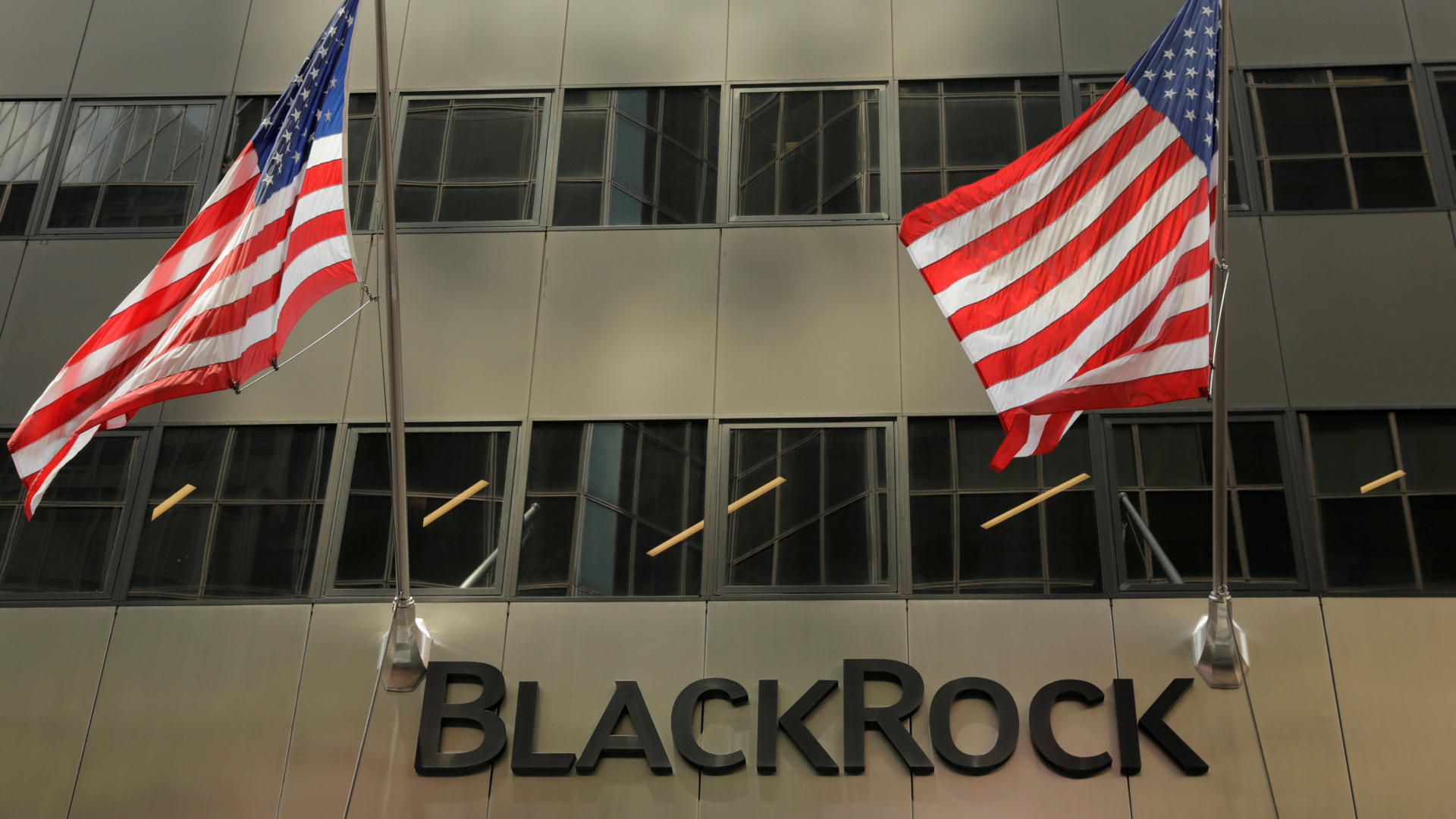 Fahnen vor der Blackrock-Zentrale in New York | REUTERS