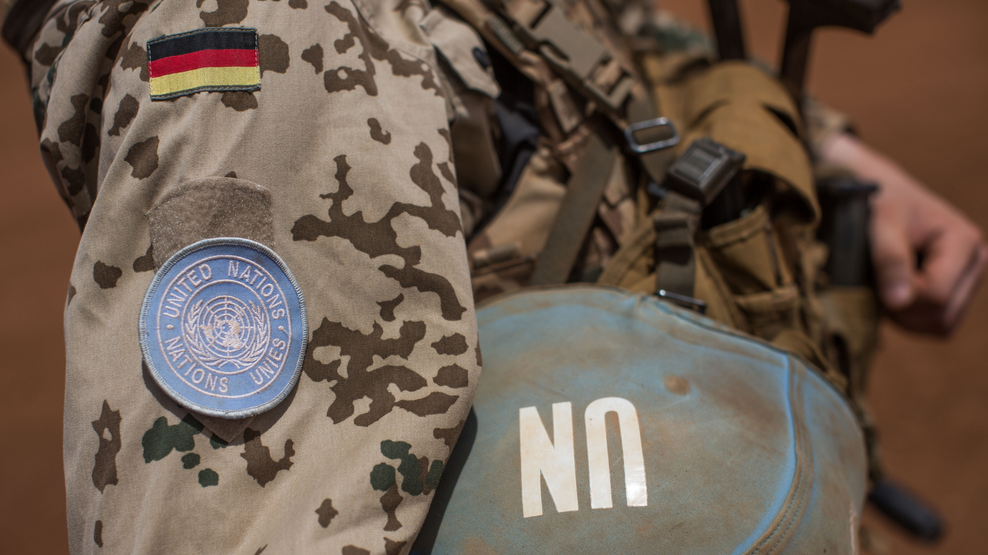 Ein Bundeswehrsoldat steht mit seinem UN-Helm im Camp in Gao. (Archivbild: 2016) | dpa