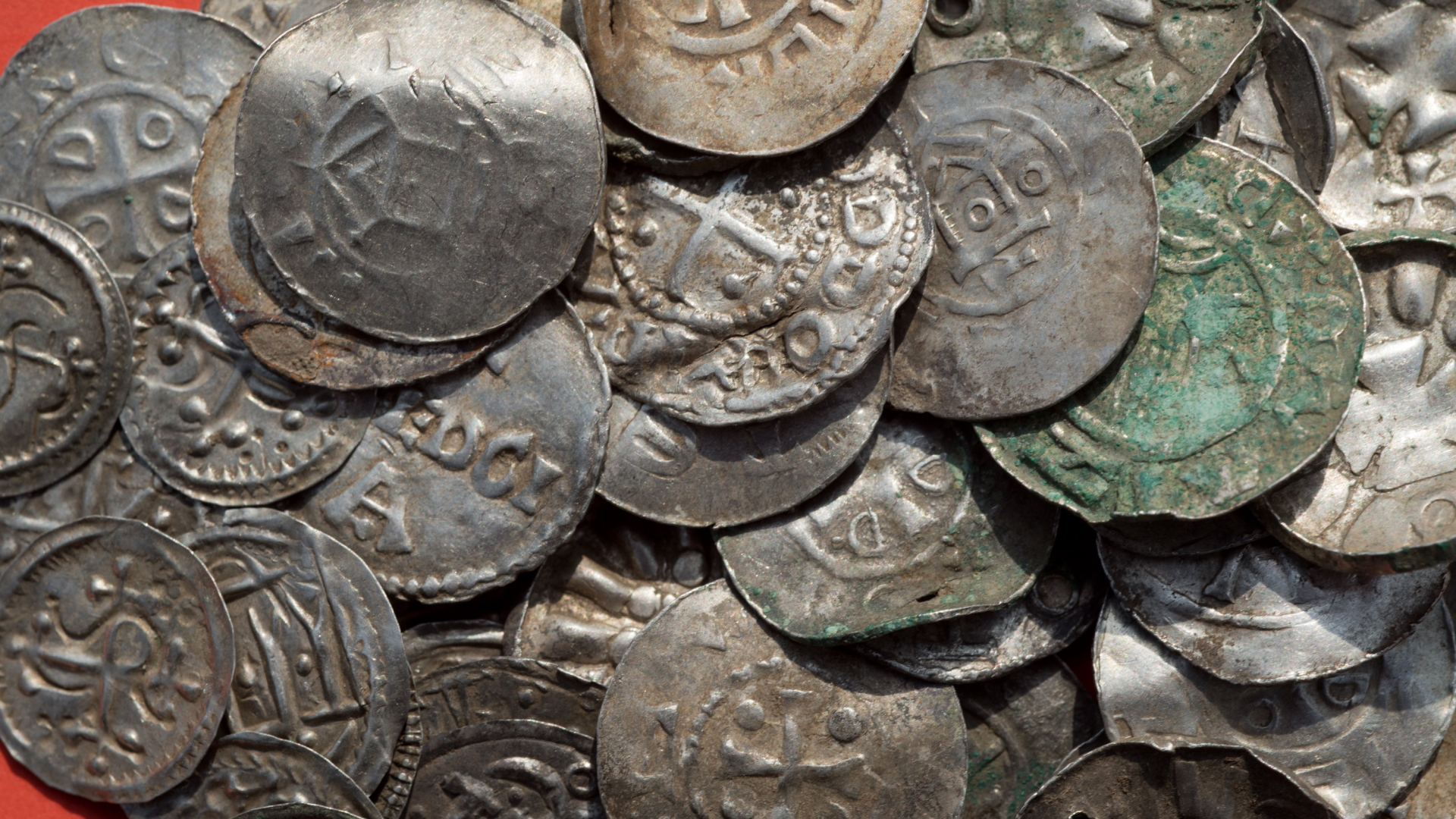 Zusammenstellung von sächsischen, ottonischen, dänischen und byzantinischen Münzen, die auf Rügen gefunden wurden. | dpa