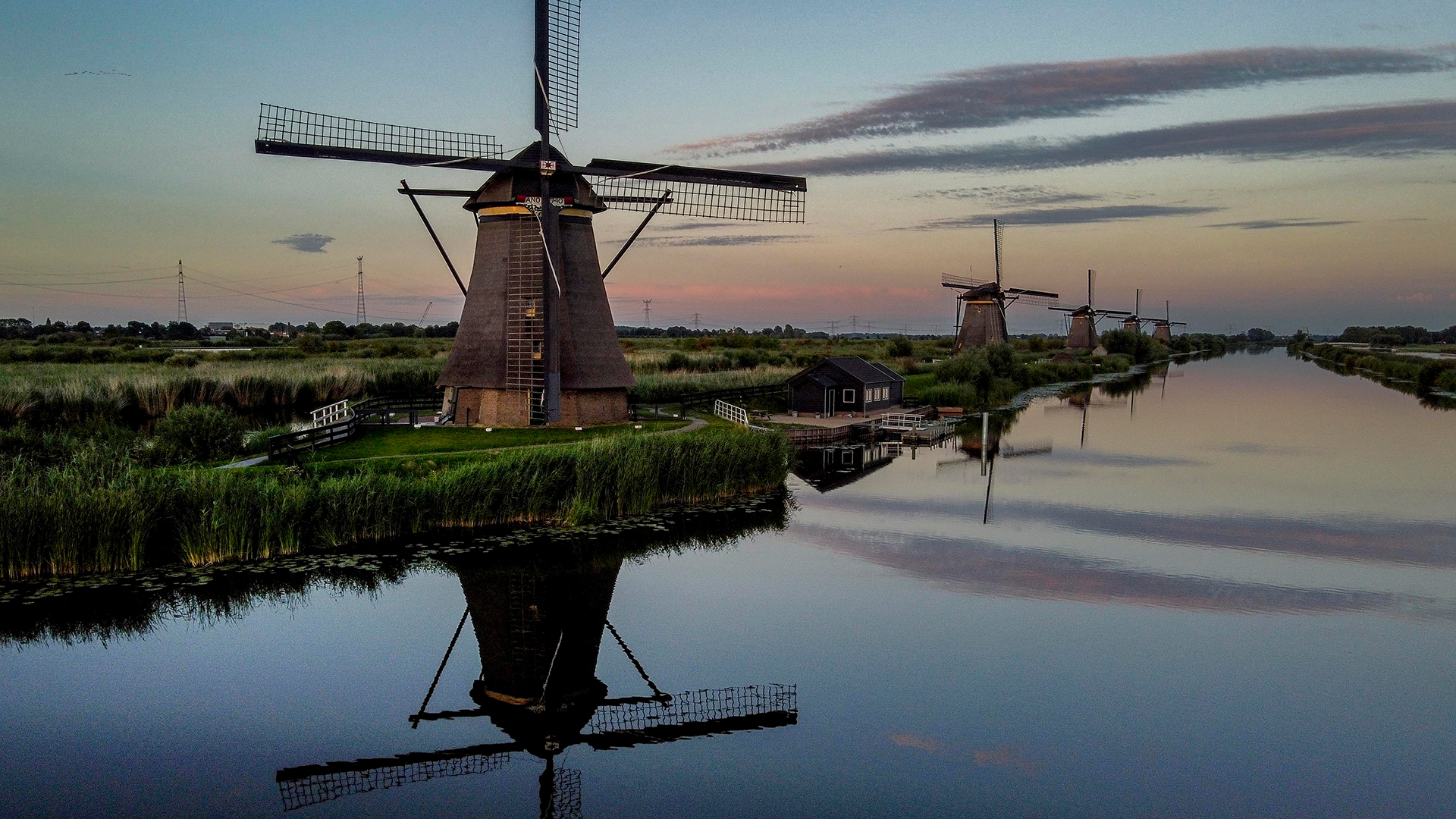Windmühlen säumen einen Kanal. Die Windmühle ist Teil von 19 Mühlen aus dem 18. Jahrhundert, die etwa 15 km entfernt von Rotterdam gebaut wurden. | dpa