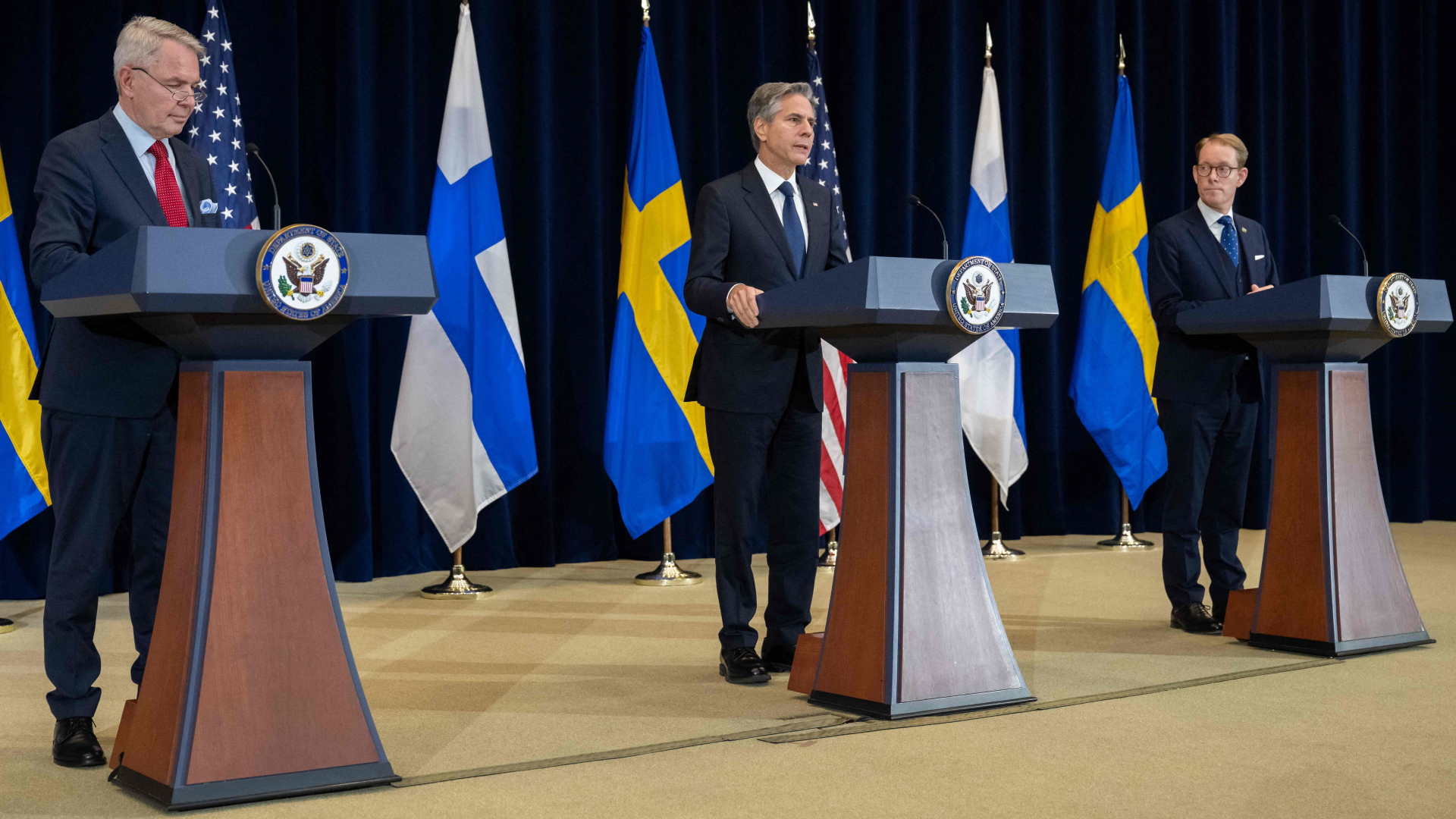 US-Außenminister Blinken mit seinen Amtskollegen Pekka Haavisto aus Finnland und Tobias Billström aus Schweden bei einer Pressekonferenz in Washington.