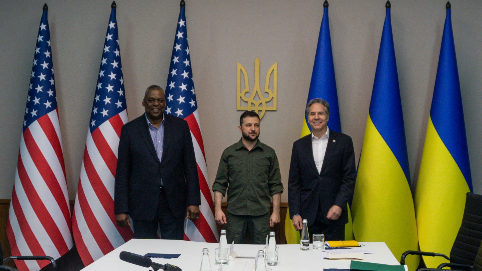 Der ukrainische Präsident Wolodymyr Selenskyj mit US-Außenminister Antony Blinken und US-Verteidigungsminister Lloyd Austin. | AFP