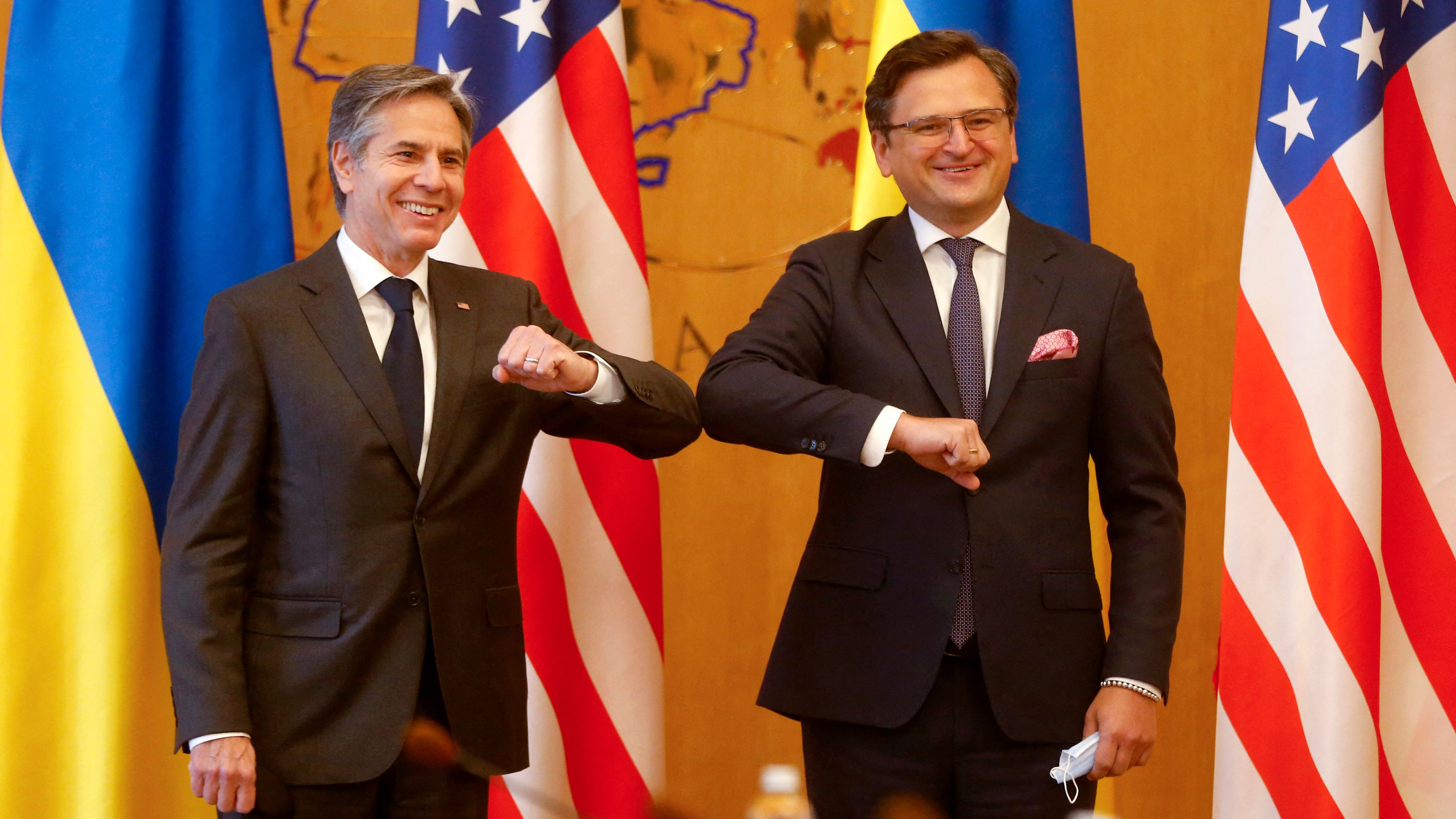 Der ukrainische Außenminister Dmytro Kuleba begrüßt US-Außenminister Antony Blinken in Kiew, Ukraine. | AFP