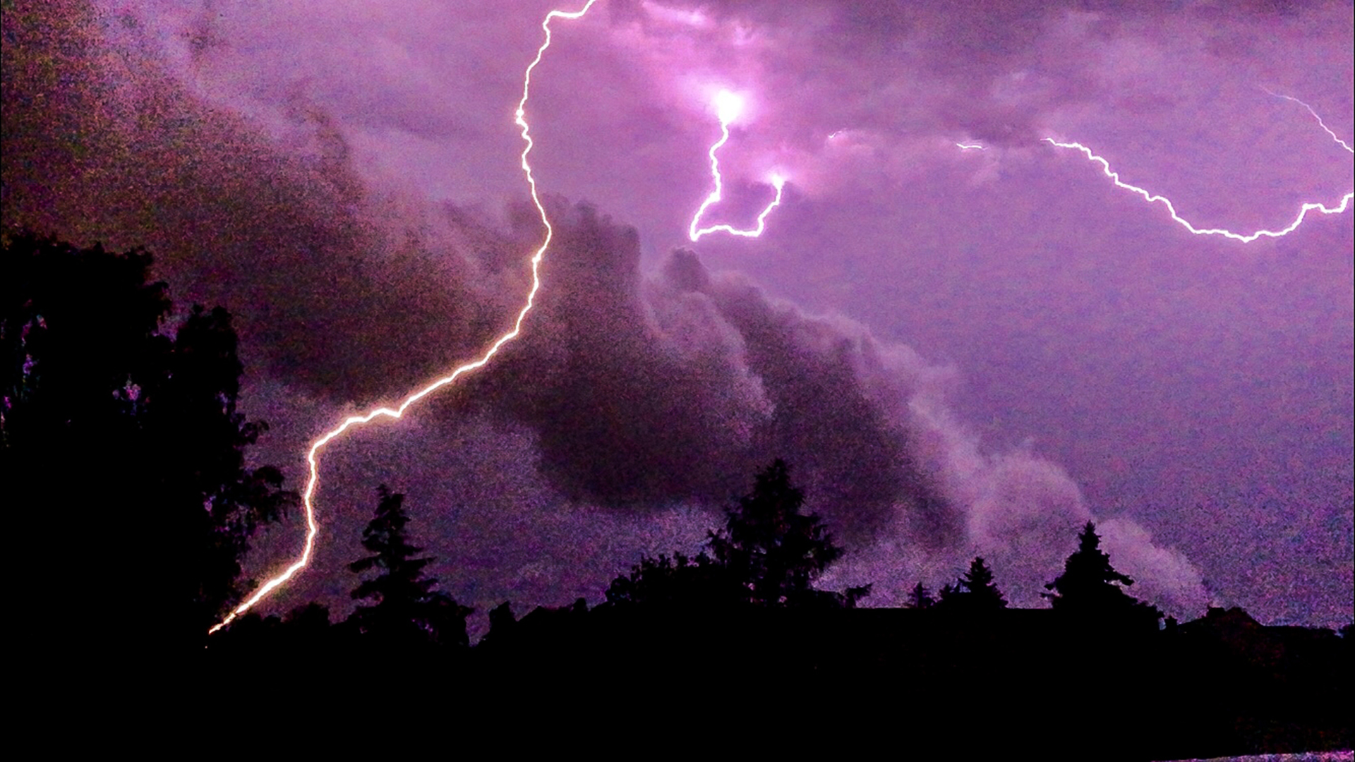 Blitze zucken am Himmel über Michendorf | dpa
