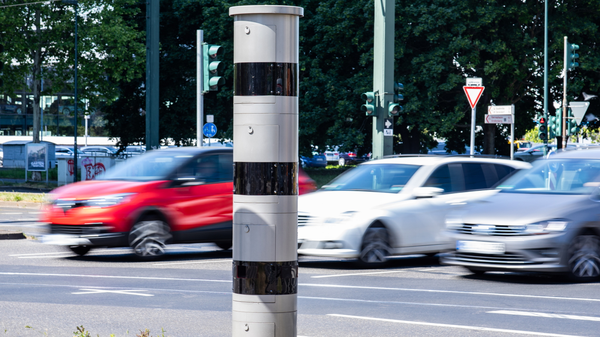 Eine Geschwindigkeitsüberwachungsanlage (Blitzer) steht an einer Düsseldorfer Kreuzung. | dpa