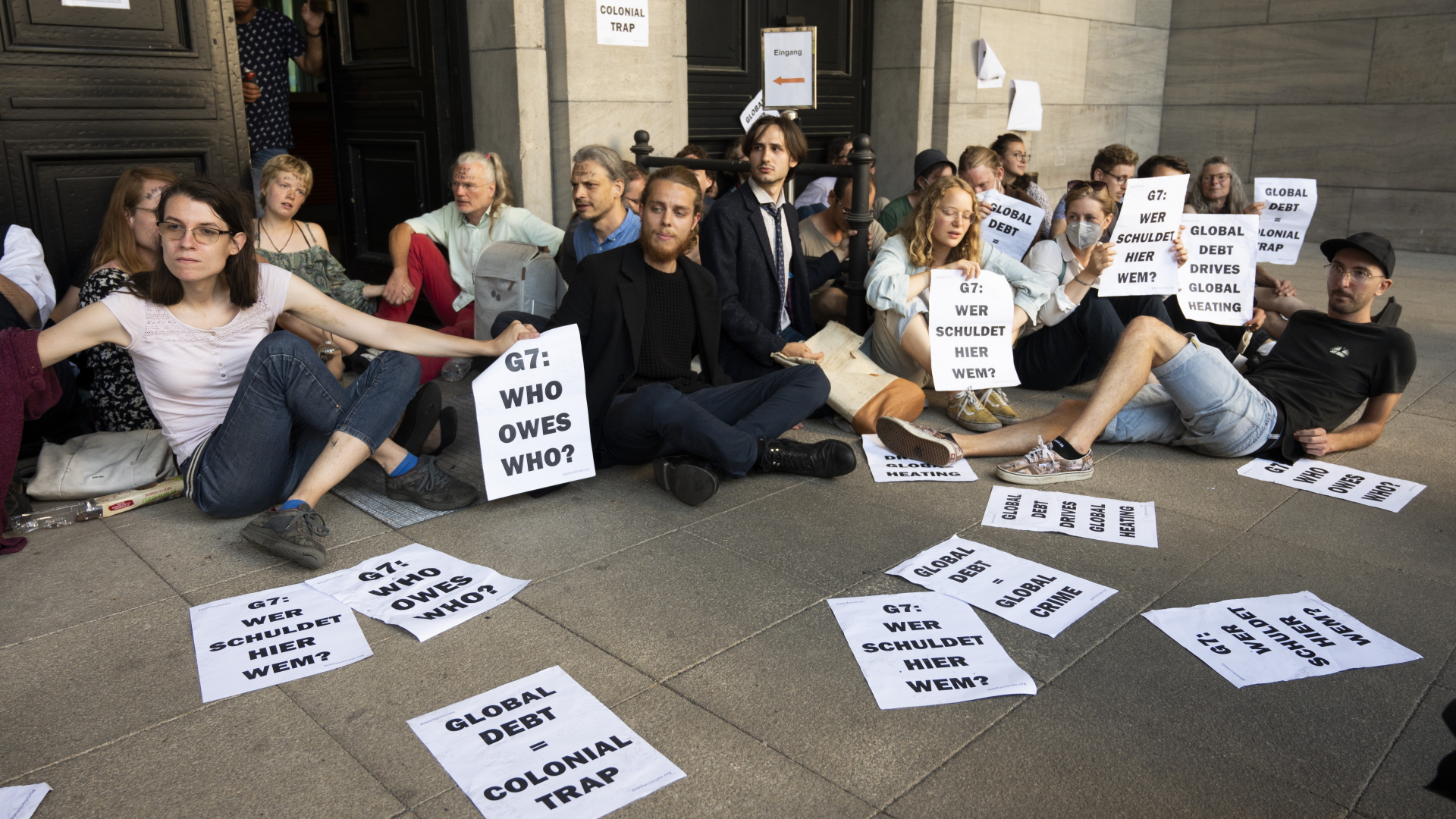 Aktivistinnen und Aktivisten demonstrieren mit einer Sitzblockade vor dem Bundesfinanzministerium in Berlin für Klimagerechtigkeit. | dpa