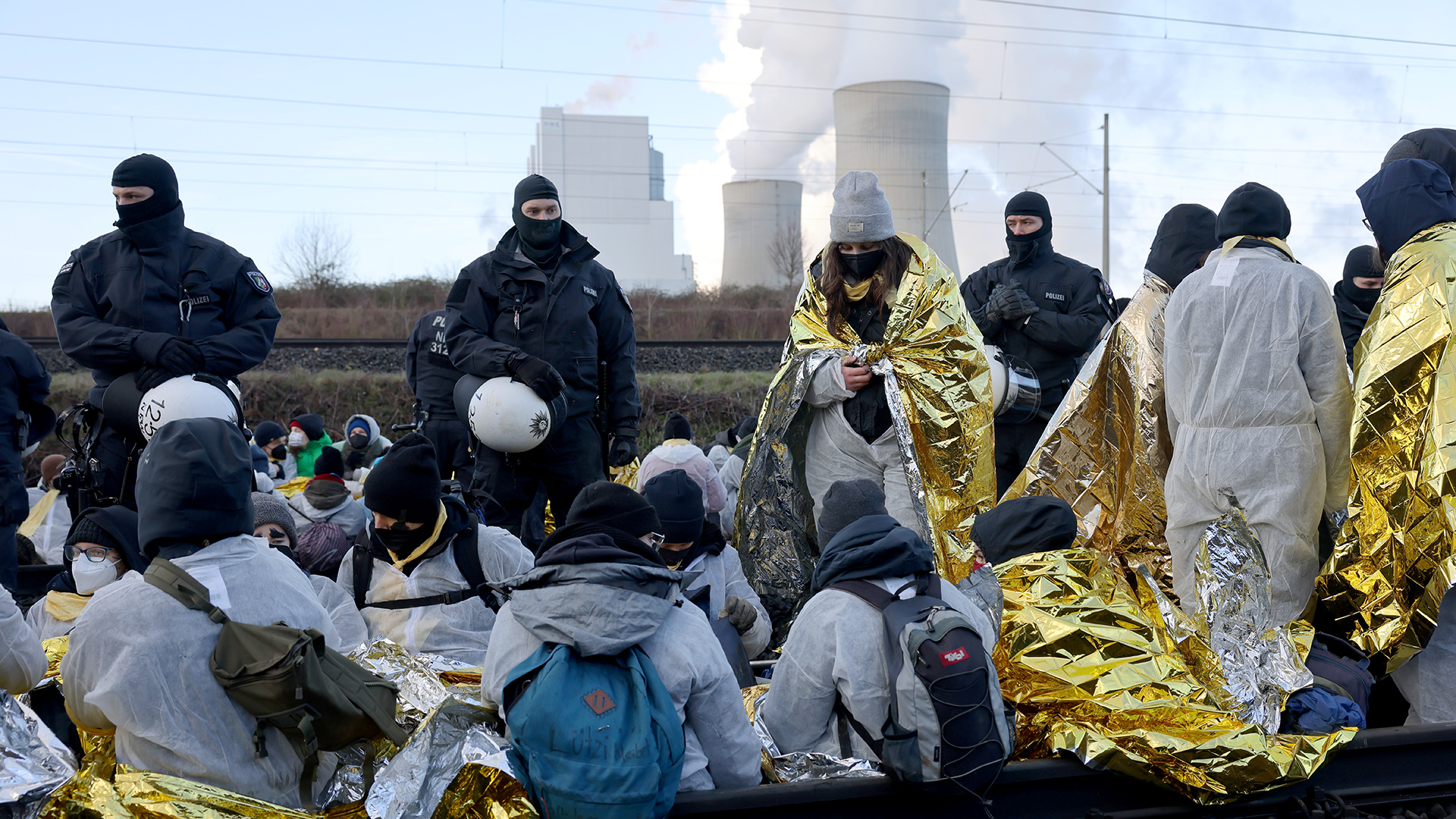 Aktivisten blockieren Bahnschienen zum RWE-Braunkohlekraftwerk Neurath II. | dpa