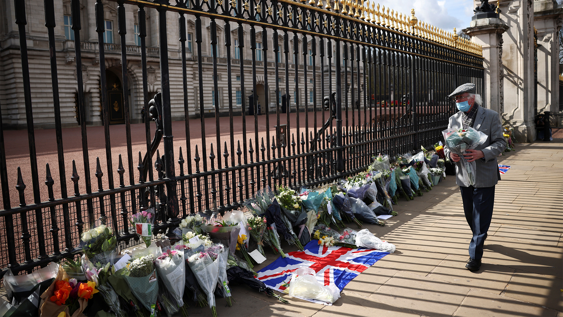 Blumen vor dem Buckingham Palast | REUTERS