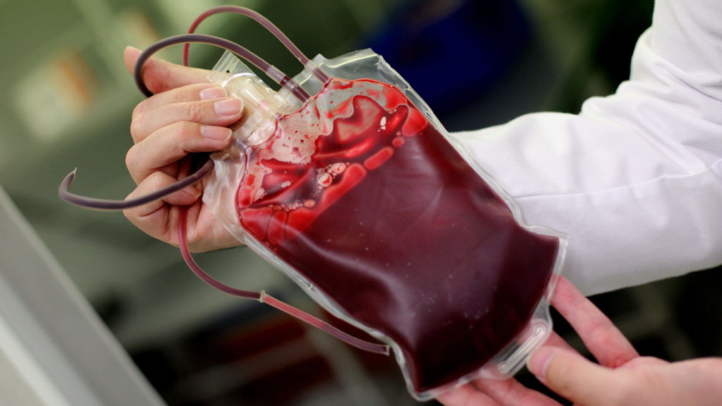 Eine Blutkonserve in einem Labor der Uniklinik Aachen. | dpa