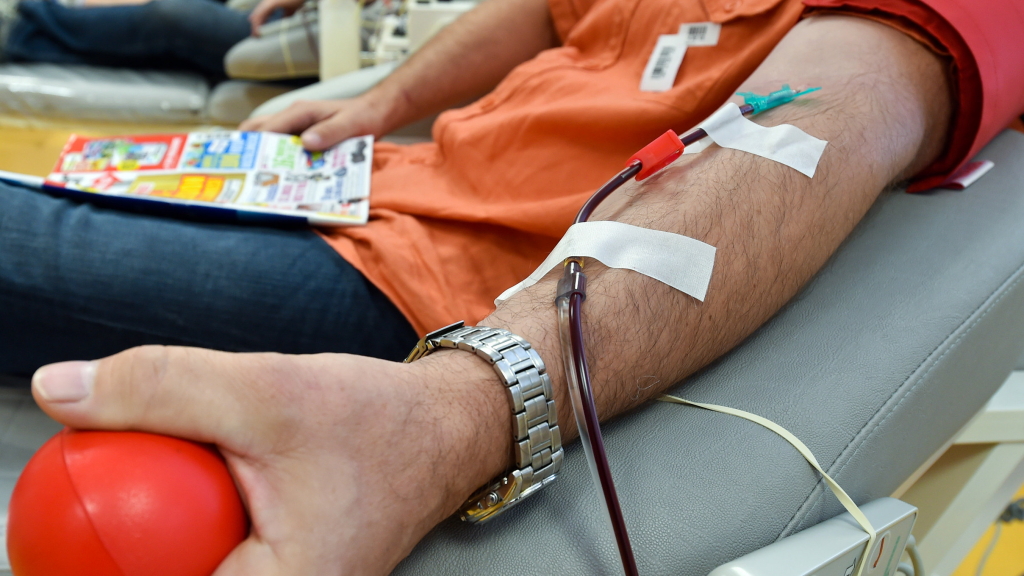 Ein Mann spendet bei der Blutspende.