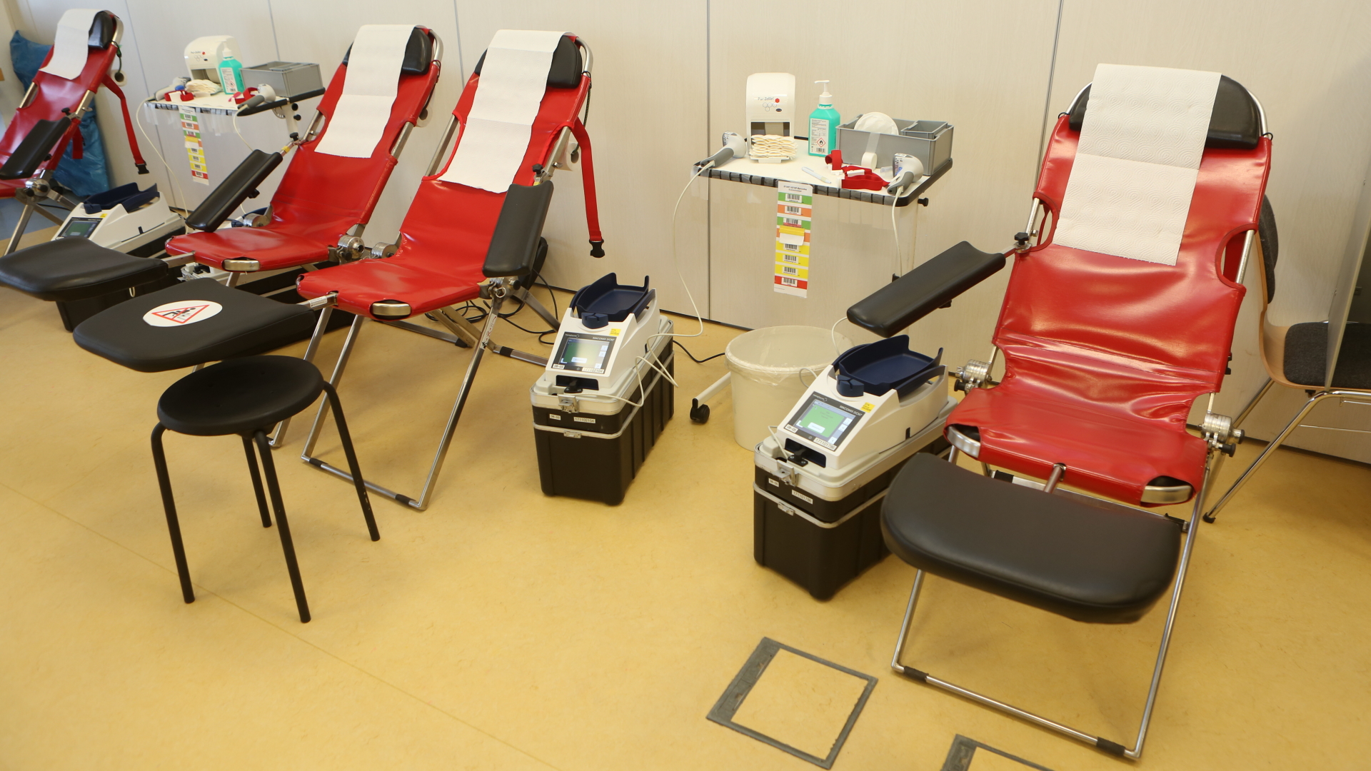 Plätze für Blutspender stehen in einem Veranstaltungsraum | dpa