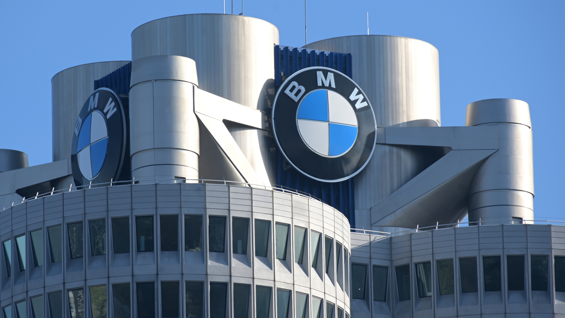 Logo des Autoherstellers BMW am Gebäude der Konzernzentrale in München | dpa
