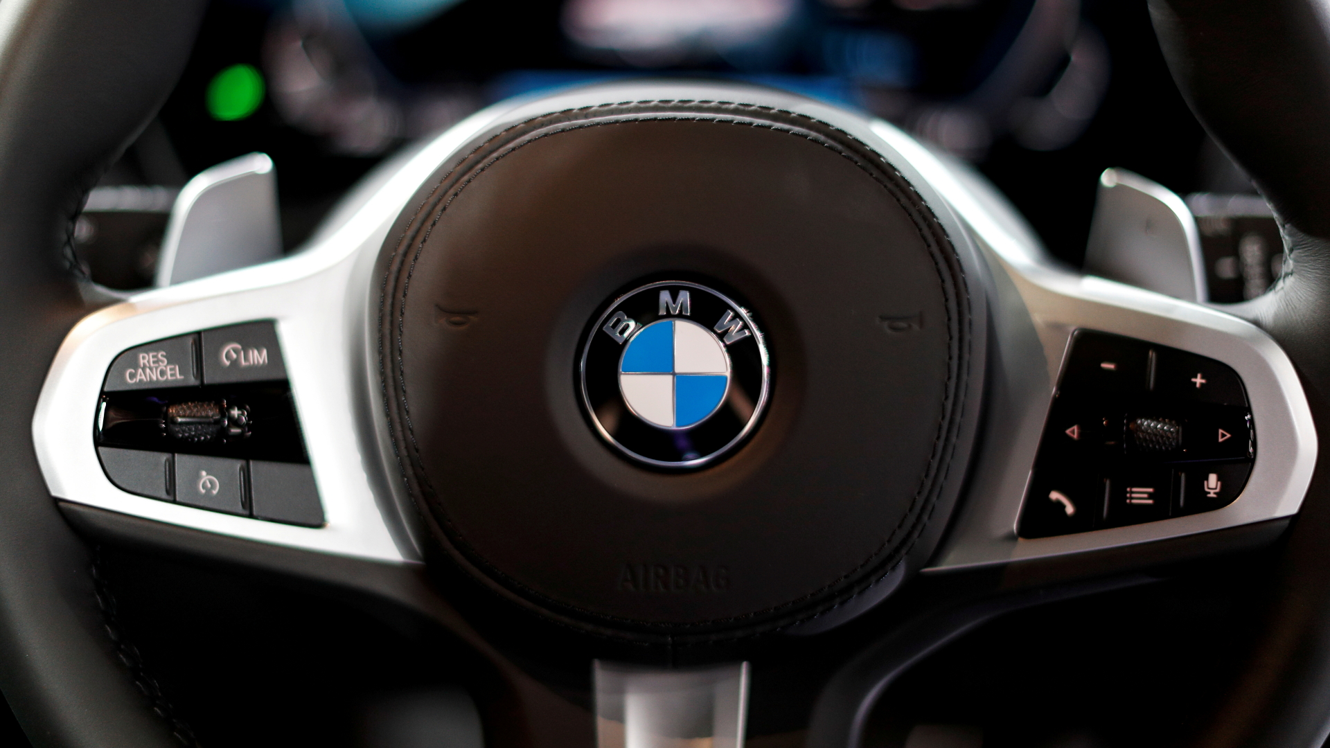 Logo des Autoherstellers BMW auf einem Lenkrad | REUTERS