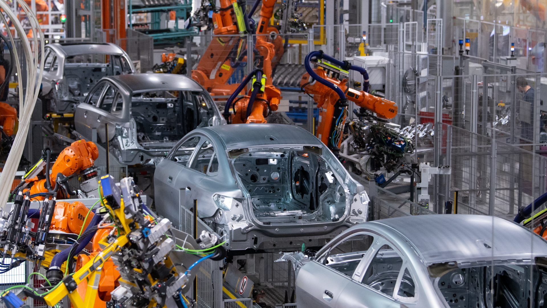 Roboter arbeiten an den Karosserien verschiedener BMW-Modelle | dpa