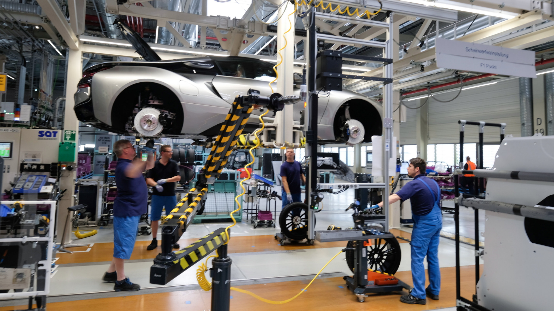 BMW-Mitarbeiter in der Produktionsstätte in Leipzig - die Münchner Firma ist der weltweit profitabelste Autobauer. | Bildquelle: dpa