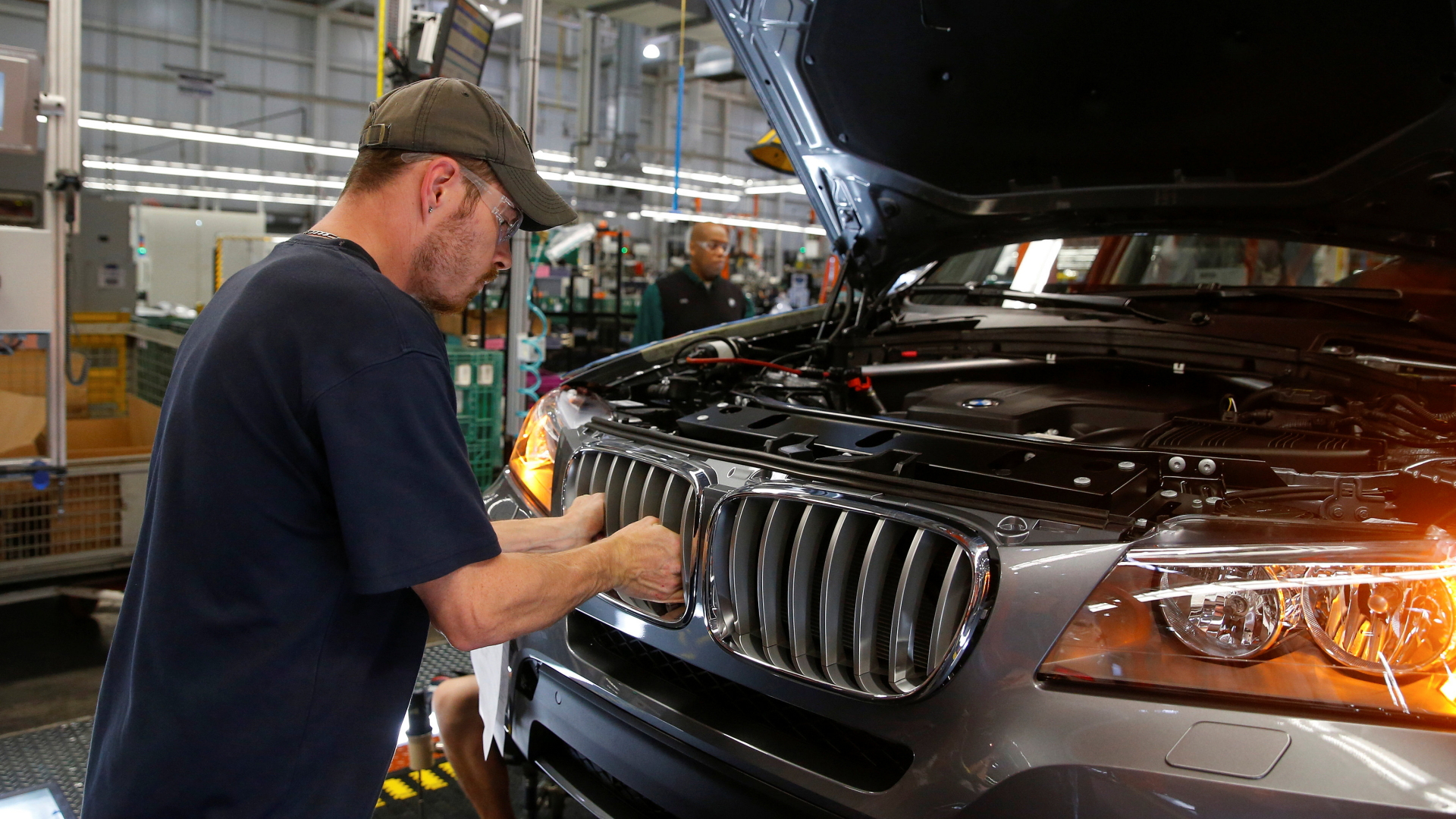 Ein BMW-Arbeiter montiert in einem Werk im US-Bundesstaat South Carolina einen Kühlergrill. | REUTERS