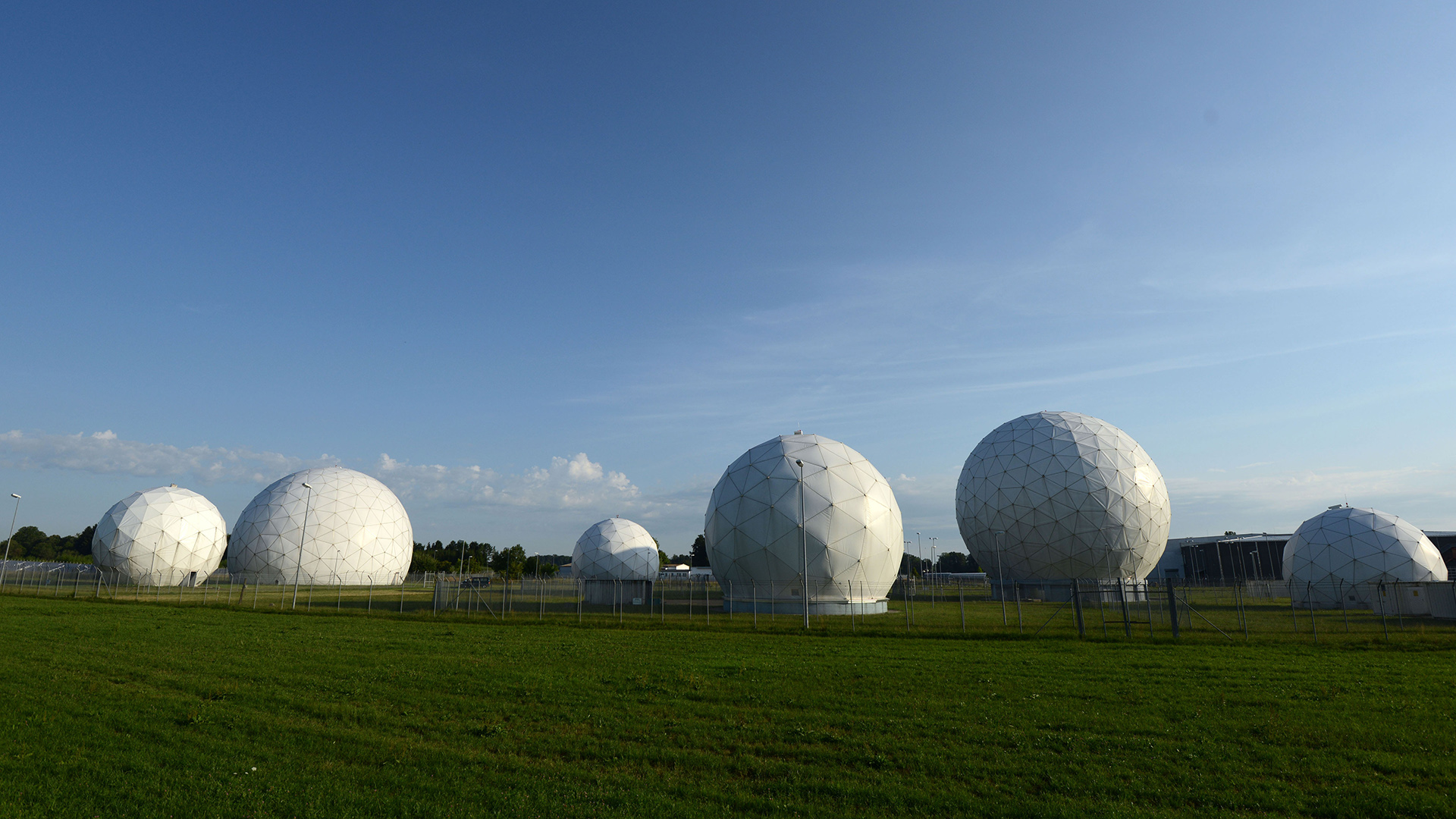 Radarkuppeln (Radome) stehen auf dem Gelände der Bad Aibling Station bei Bad Aibling (Bayern). (Archivbild vom 06.08.2013 ) | picture alliance / dpa