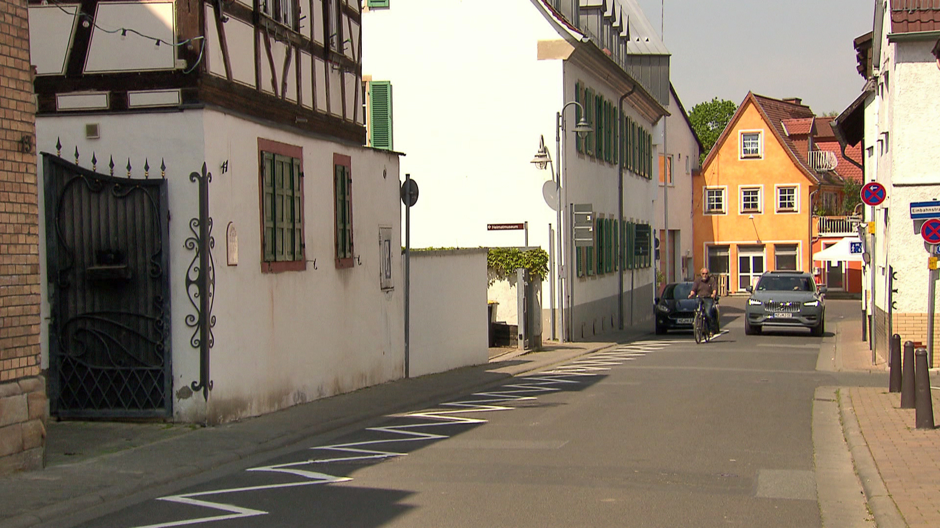 Blick in eine Straße in der Gemeinde Bodenheim in Rheinhessen | Lucretia Gather