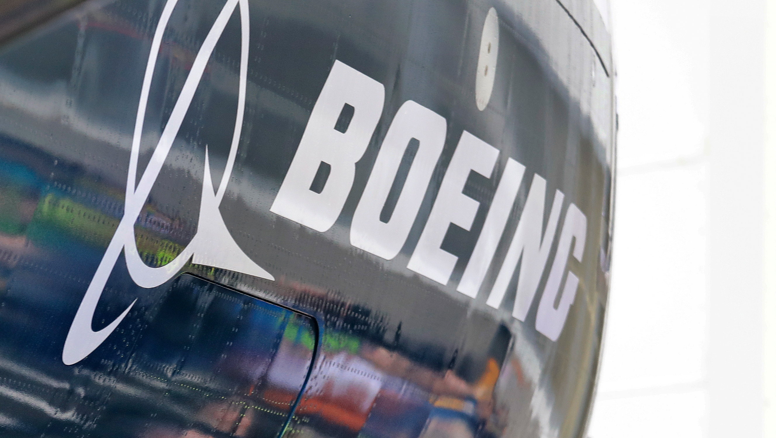 Logo von Boeing an einem Flugzeug | dpa