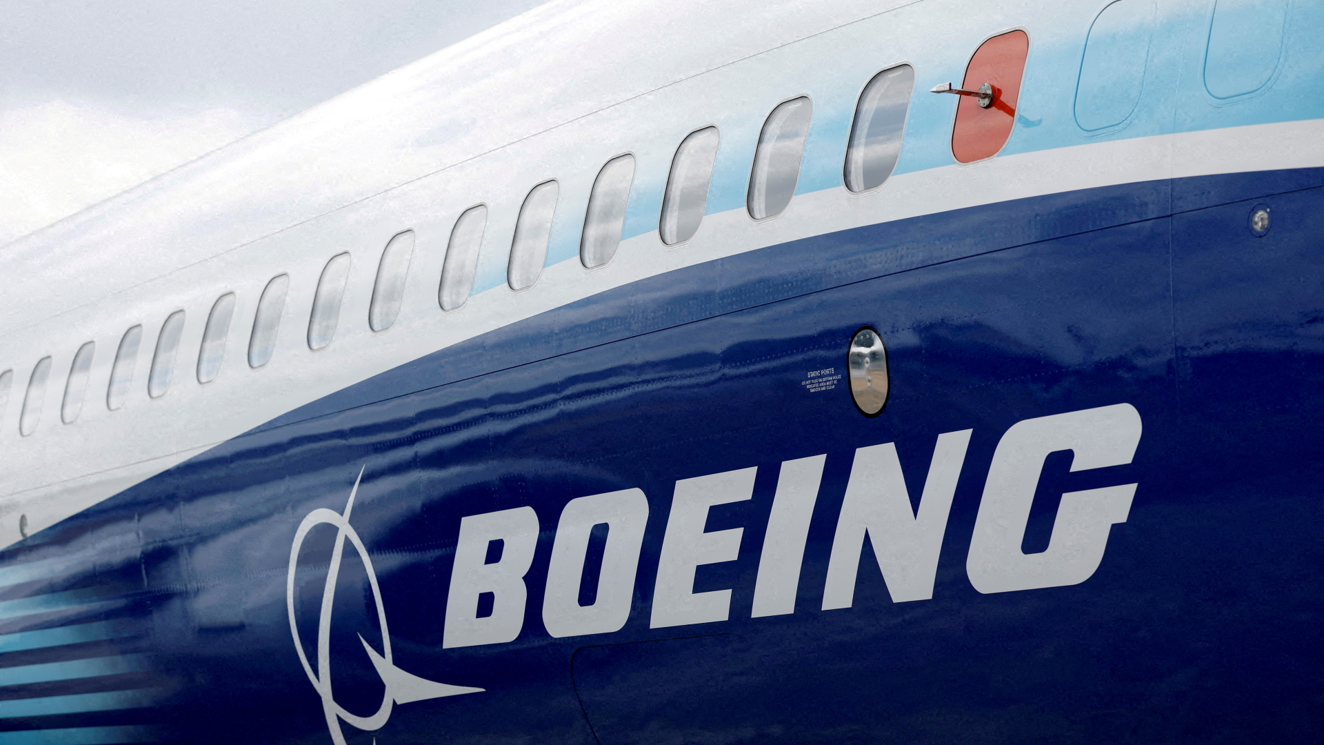 Ein Boeing-Flugzeug mit dem Unternehmens-Schriftzug. | REUTERS