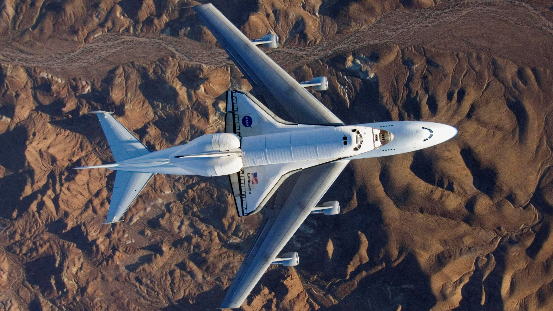 Die Raumfähre Endeavour auf einem modifizierten Boeing 747-Trägerflugzeug überfliegt die kalifornische Mojave-Wüste. | REUTERS
