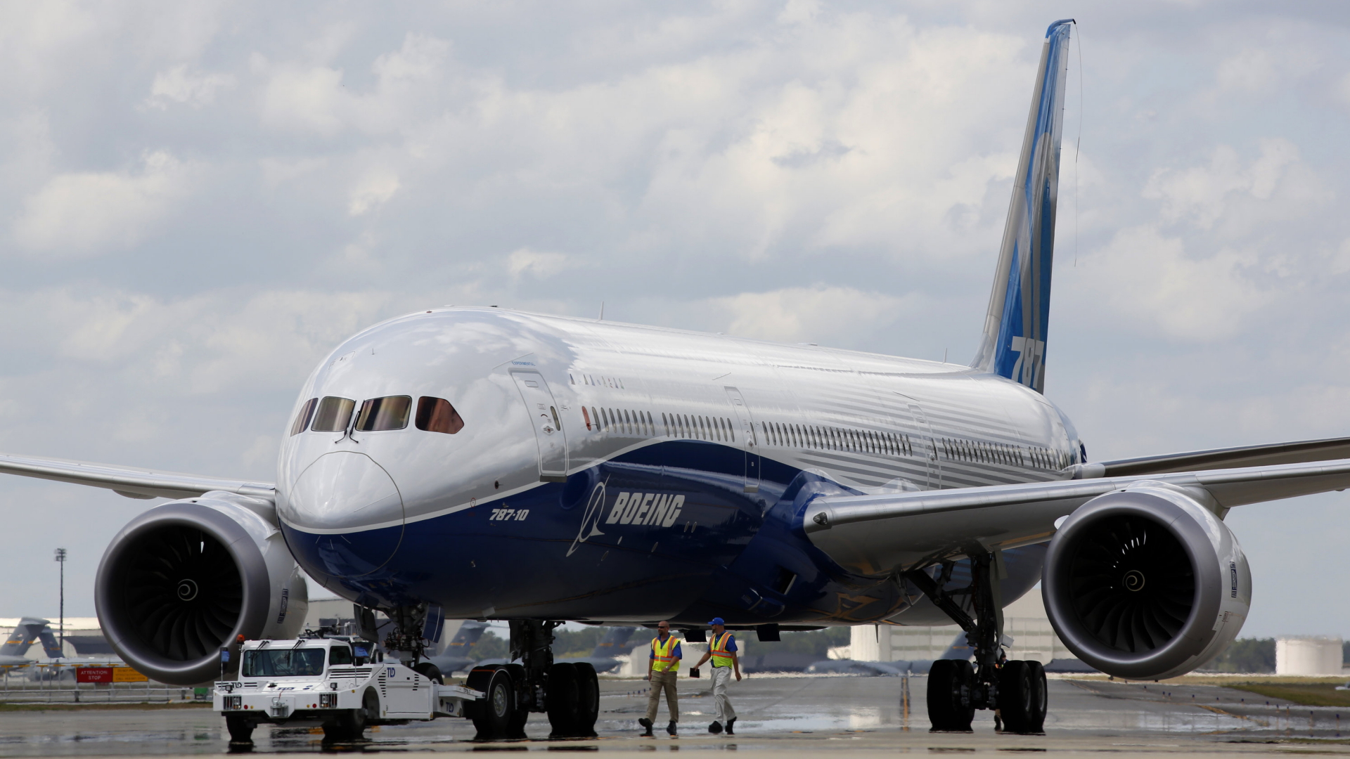 Eine Boeing 787-10 "Dreamliner" steht auf dem Charleston International Airport. (März 2017) | dpa