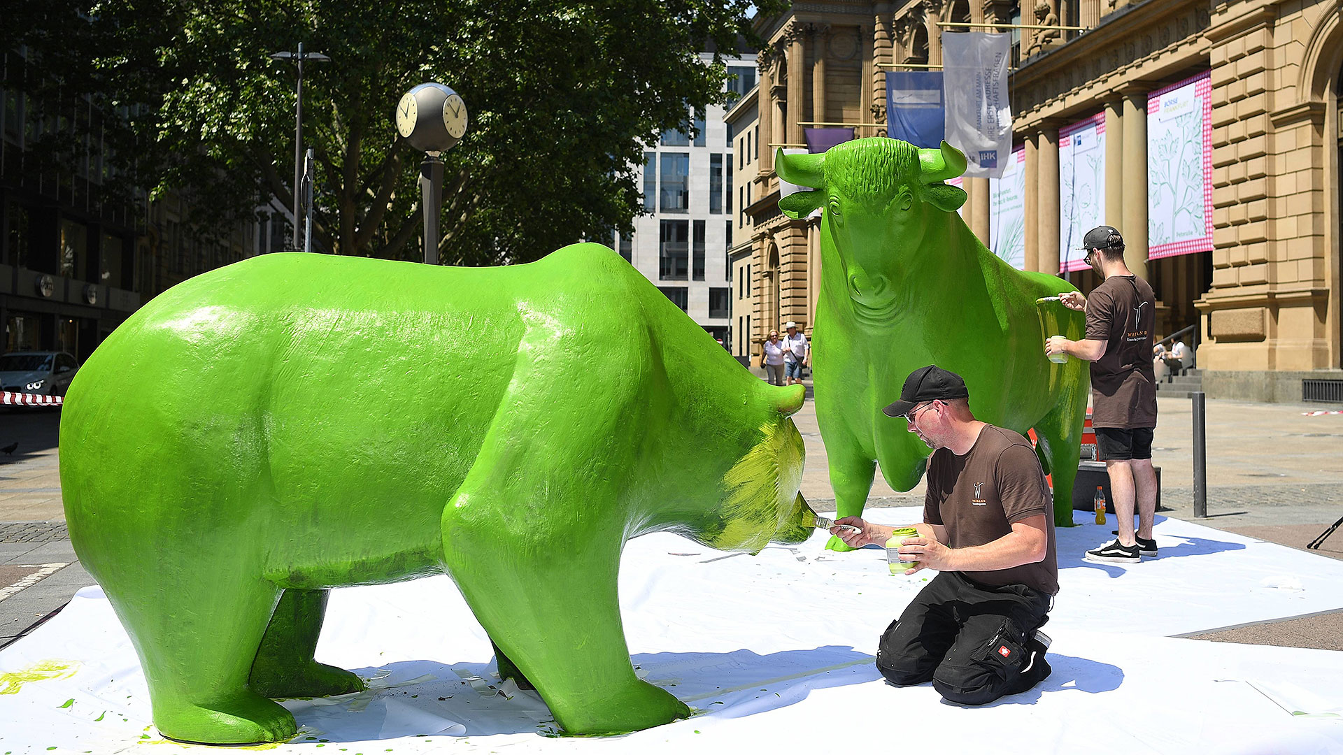 Bulle und Bär vor der Frankfurter Börse werden grün angemalt (Aktion zum "Grüne Soße Tag", 03.06.2019)