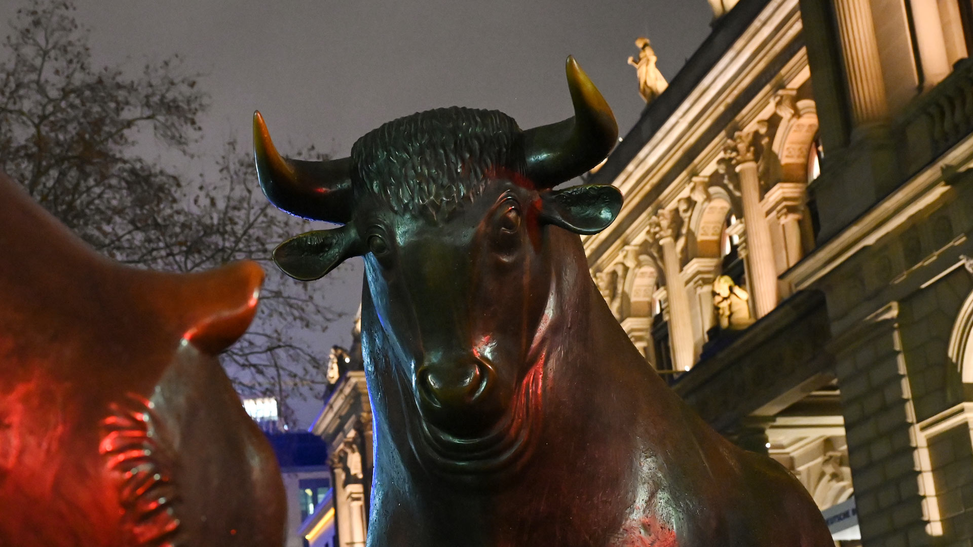 Bronzefiguren "Bulle und Bär" stehen im Abendlicht auf dem Börsenplatz vor der Frankfurter Wertpapierbörse | picture alliance/dpa