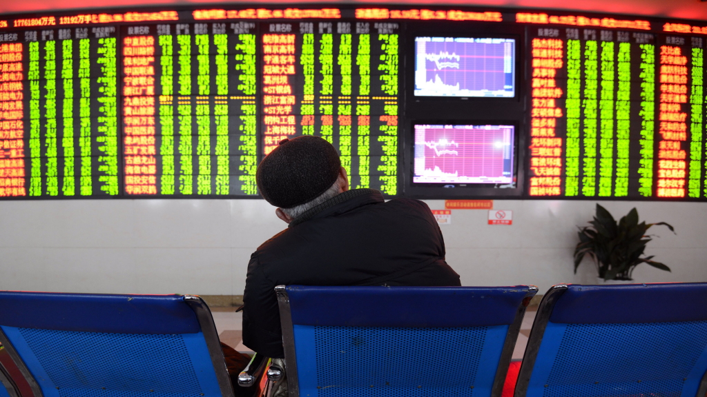 Anleger im chinesischen Fuyang blickt auf die Aktienkurse. Foto vom 04.01.2016