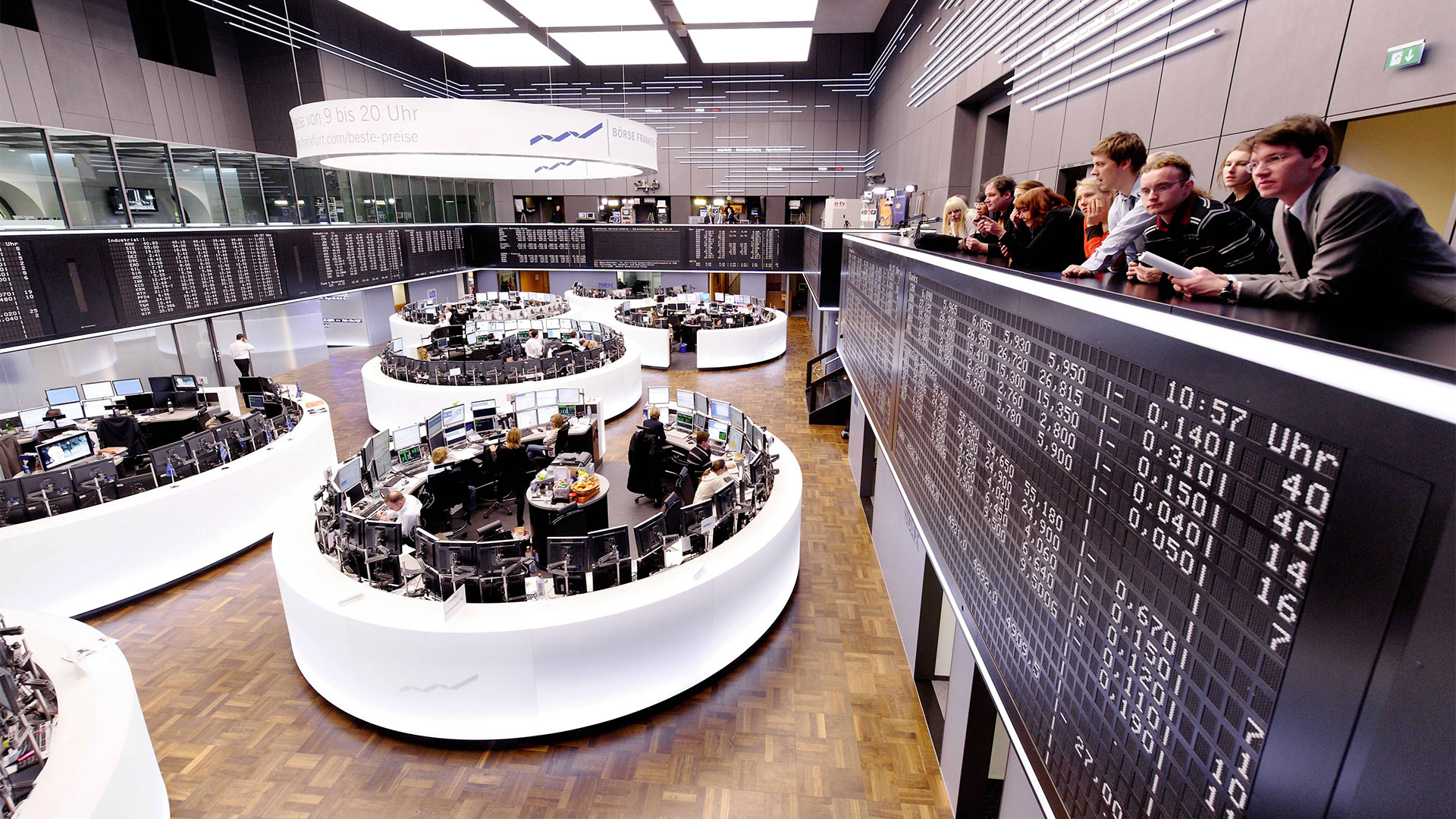 Besucher auf der Galerie des Handelssaals der Börse Frankfurt