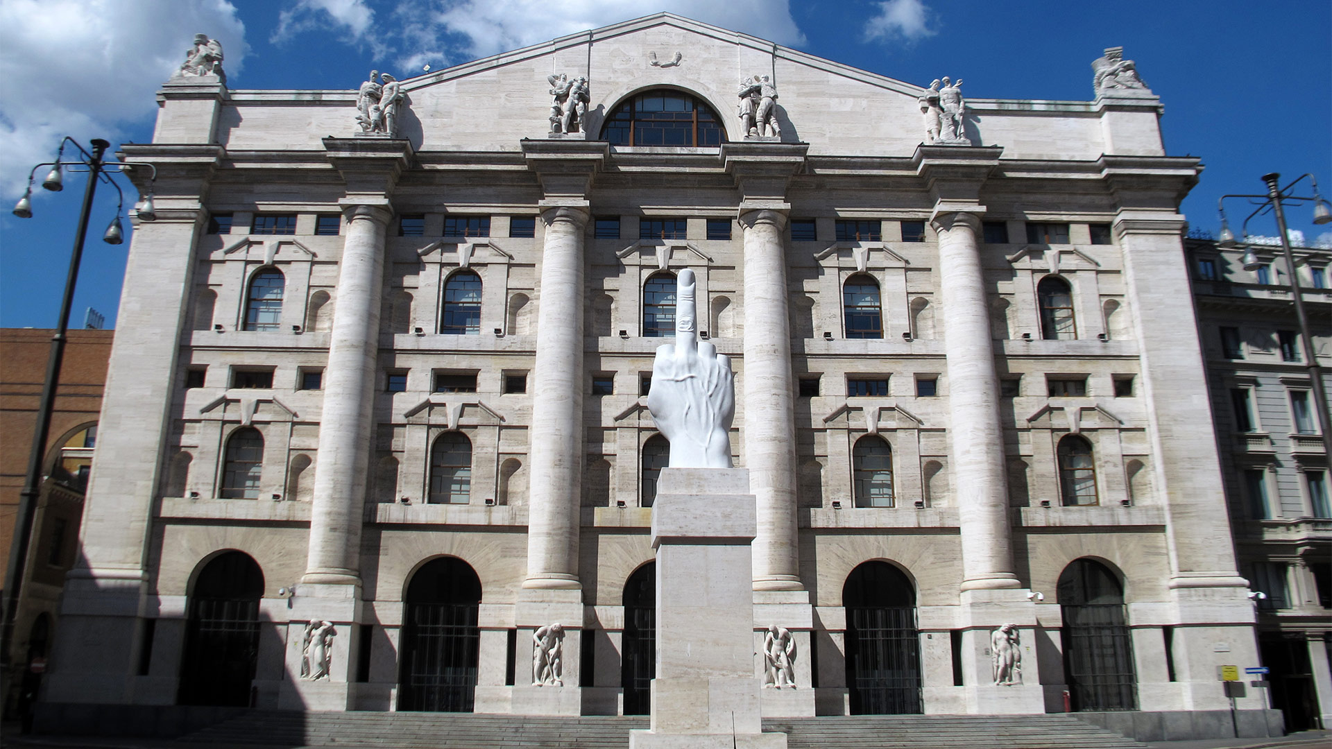 Fassade der Börse Mailand, mit der Skulptur von Maurizio Cattelan