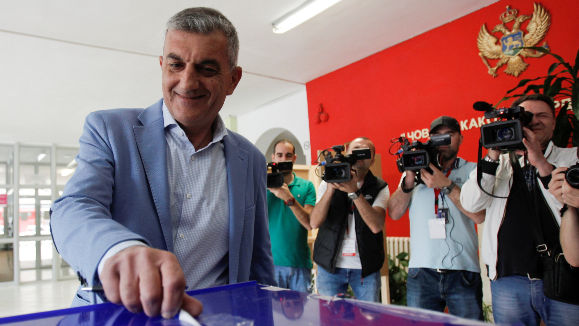 Der Zweitplatzierte parteilose Wirtschaftsexperte Milan Bojanic bei der Abgabe seiner Stimme in Montenegro. | REUTERS