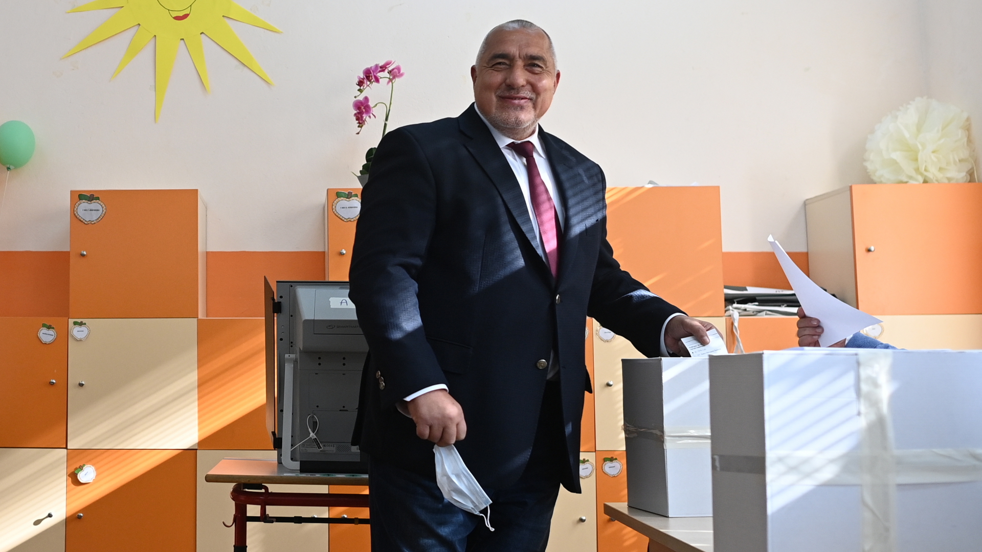 Der ehemalige Ministerpräsident Bojko Borissow bei der Stimmabgabe in einem Wahllokal in Sofia, Bulgarien. | EPA