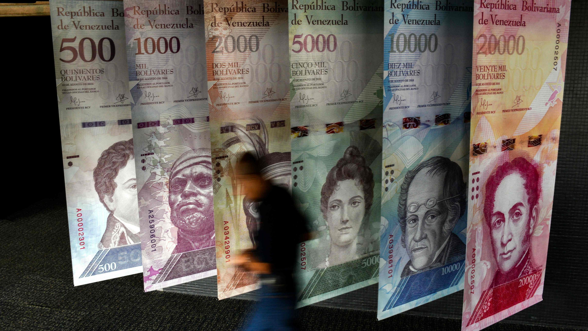 Vor der Zentralbank in Venezuela hängen überdimensionierte Scheine der Landeswährung Bolivar. | AFP