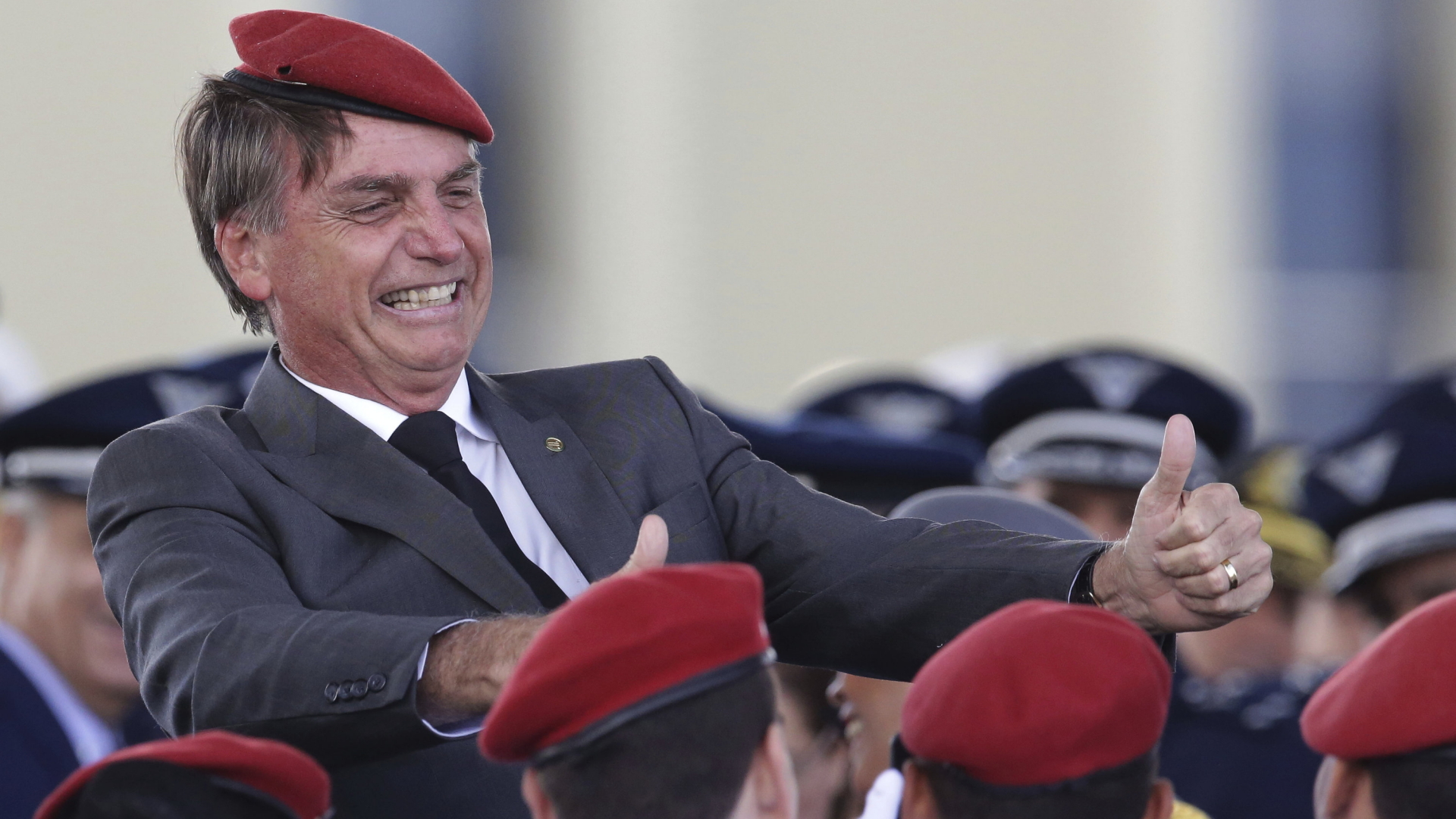 Jair Bolsonaro reckt die Daumen. | Bildquelle: AP