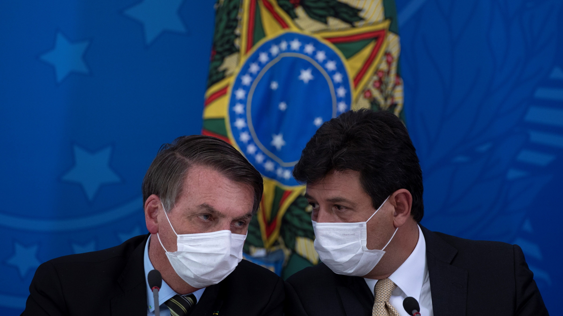 Der brasilianische Präsident Jair Bolsonaro (l.) und der gechasste Gesundheitsminister Luiz Henrique Mandetta. | JOEDSON ALVES/EPA-EFE/Shuttersto